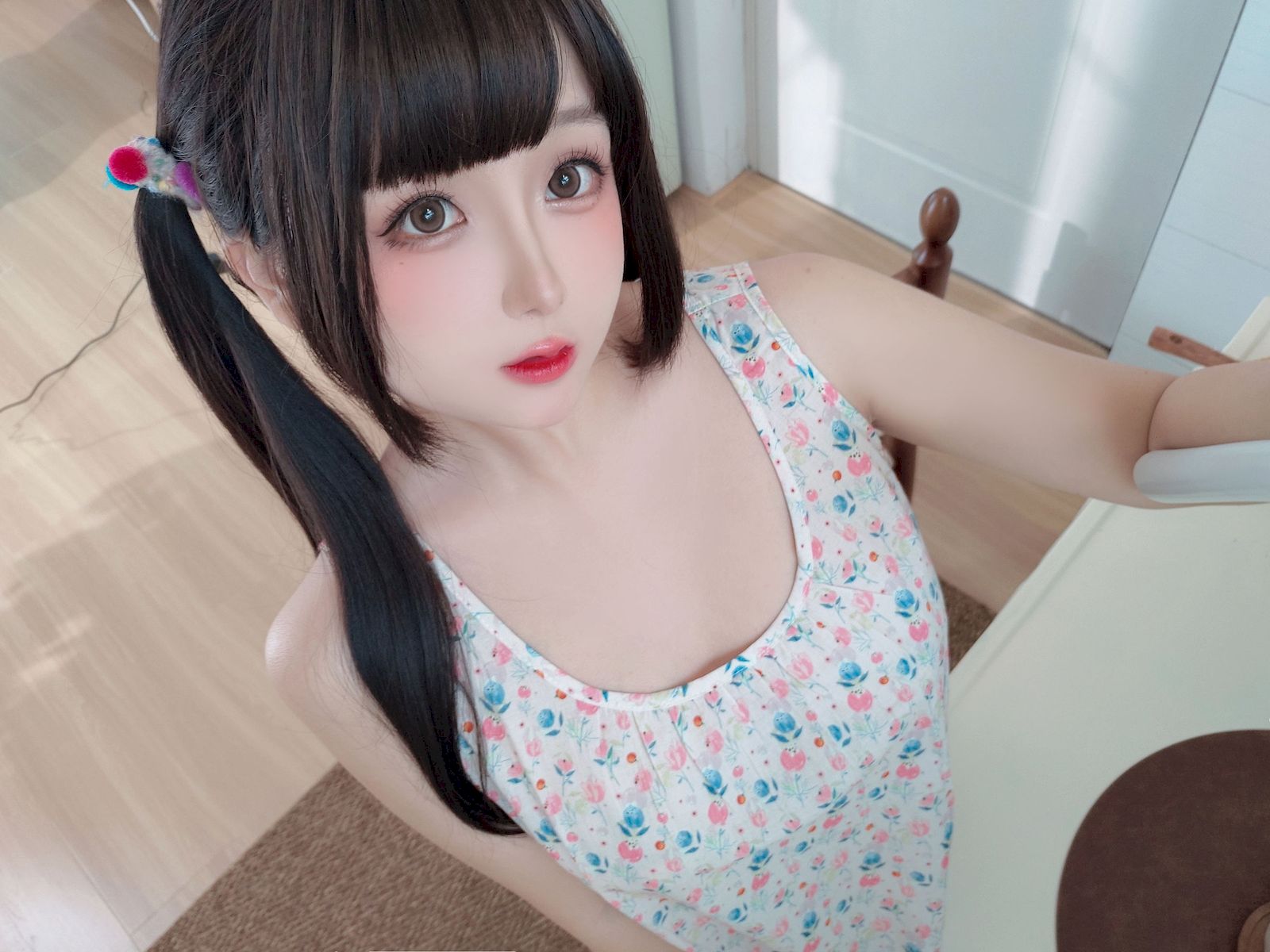 日奈娇双马尾碎花吊裙青春甜美裙装美图