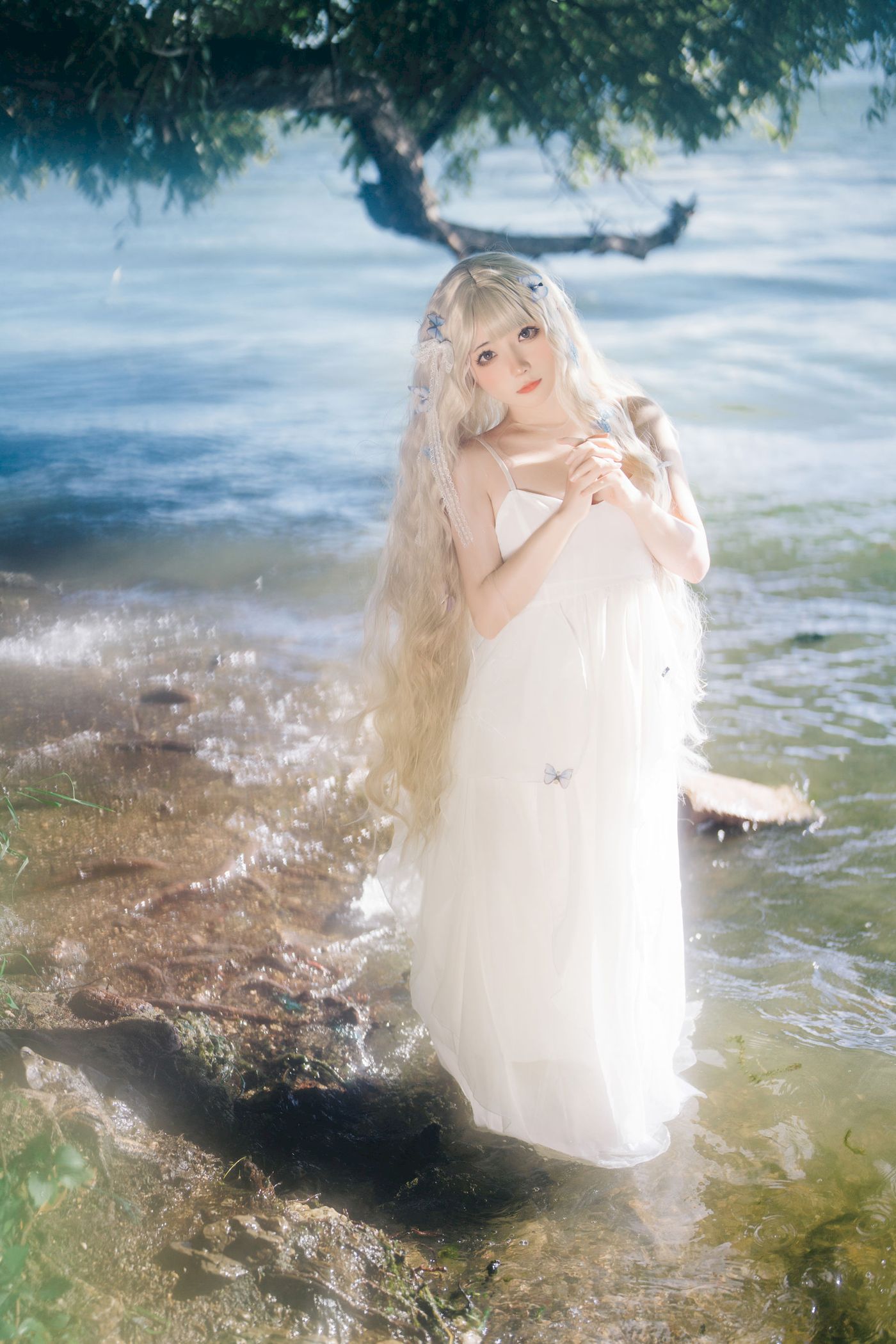 白裙美女是三不是世w