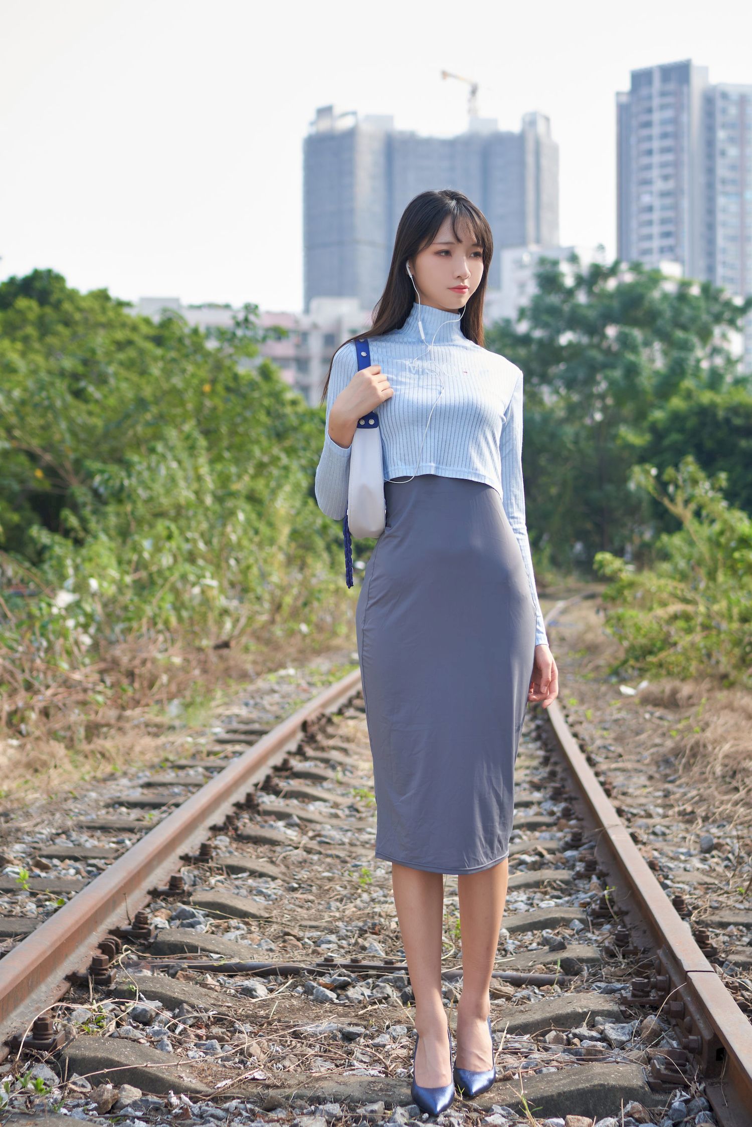 户外妹子西呱呀呀呀修身素裙铁轨线上清纯写真-御萝部落