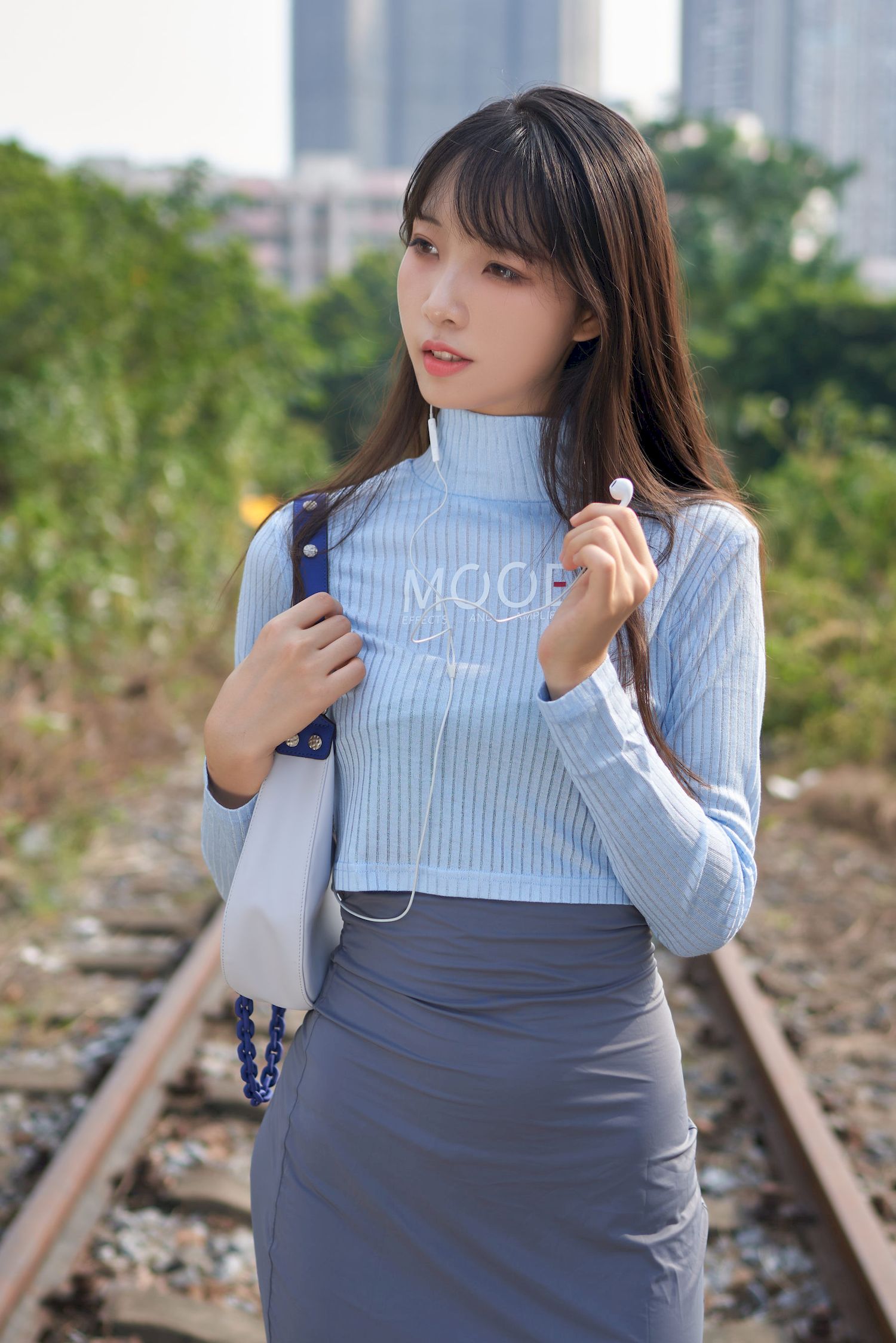 西呱呀呀呀修身素裙铁轨线上清纯写真