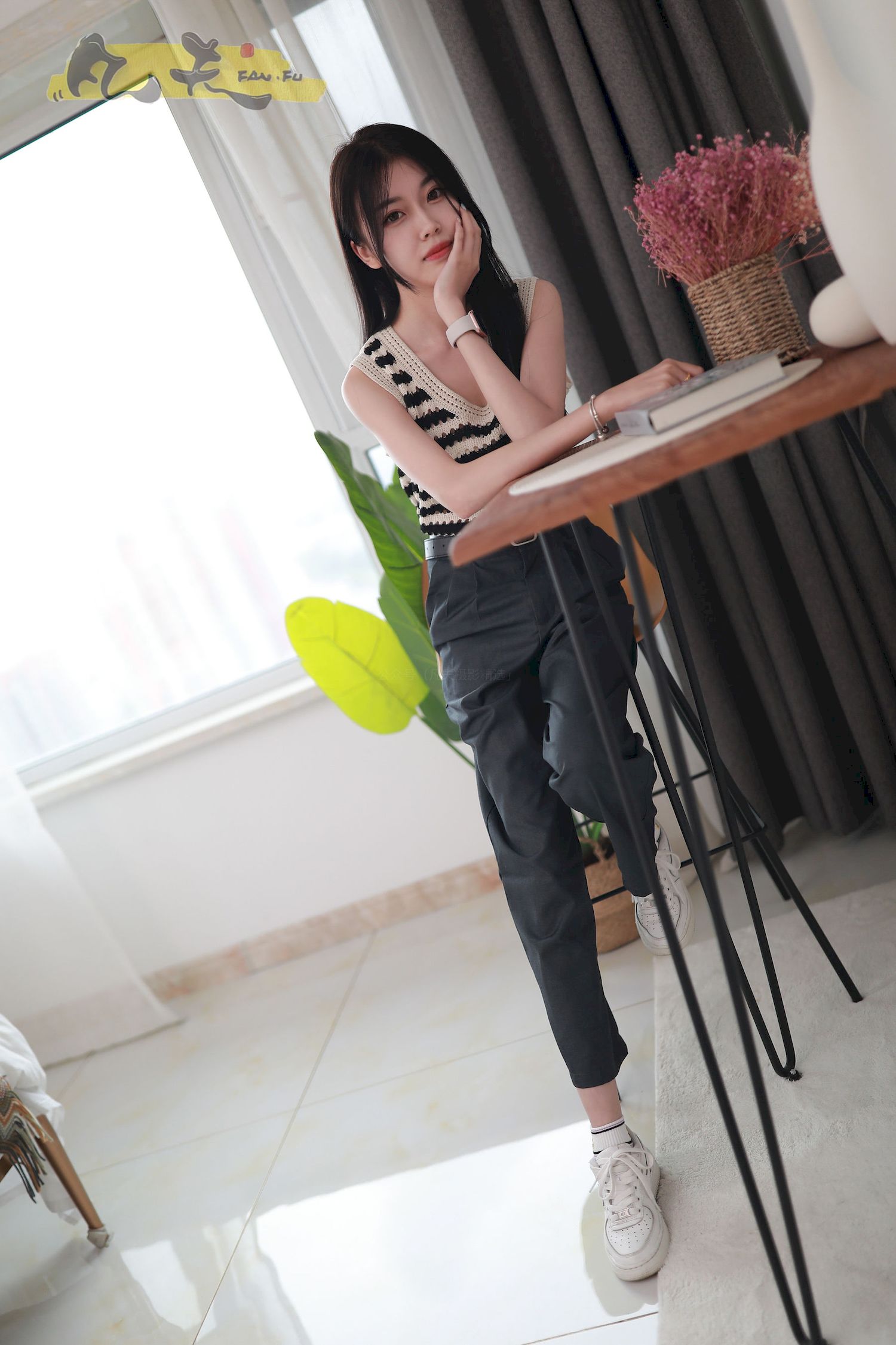 芳琪洞洞毛衣黑色西裤居家写真