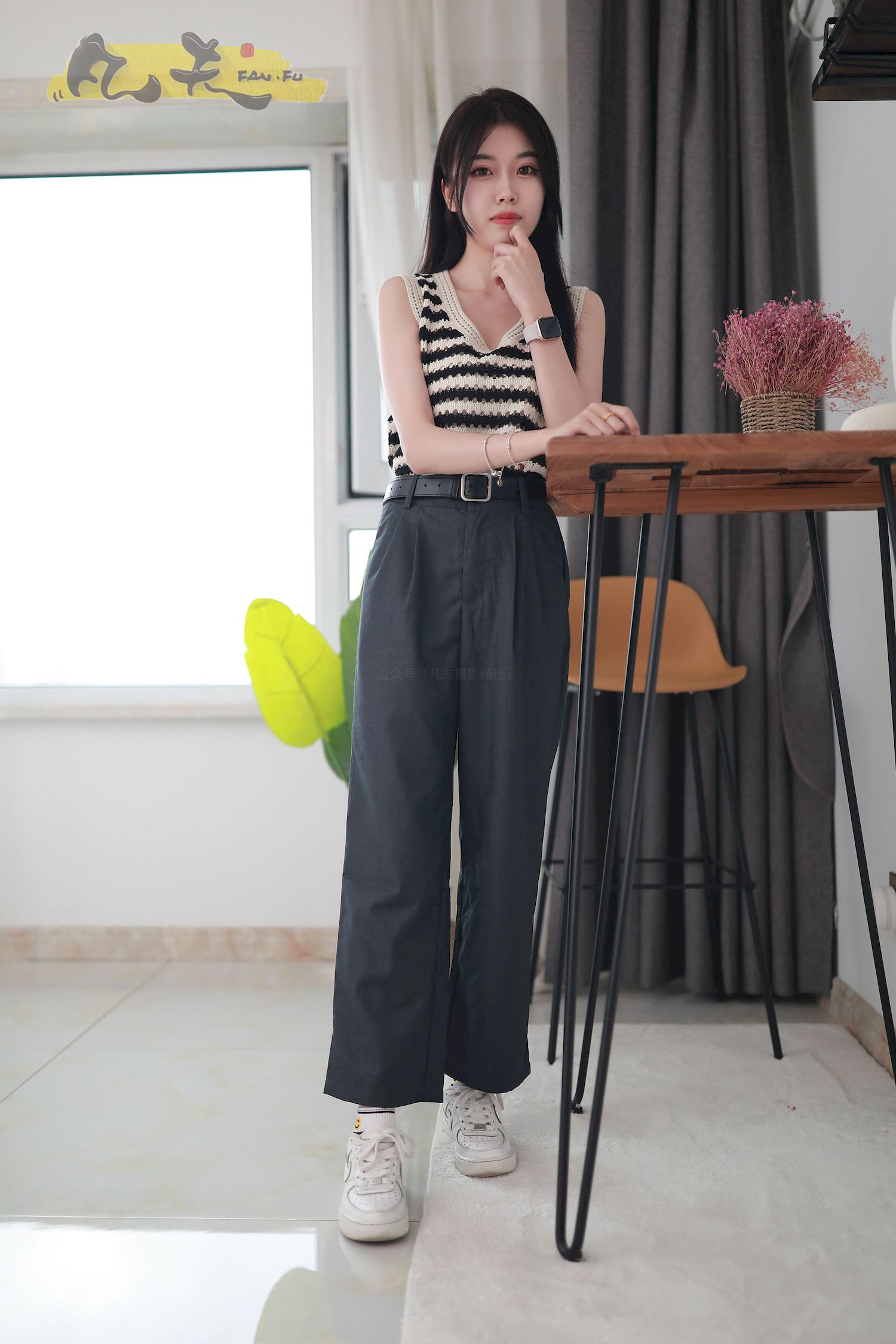 芳琪洞洞毛衣黑色西裤居家写真