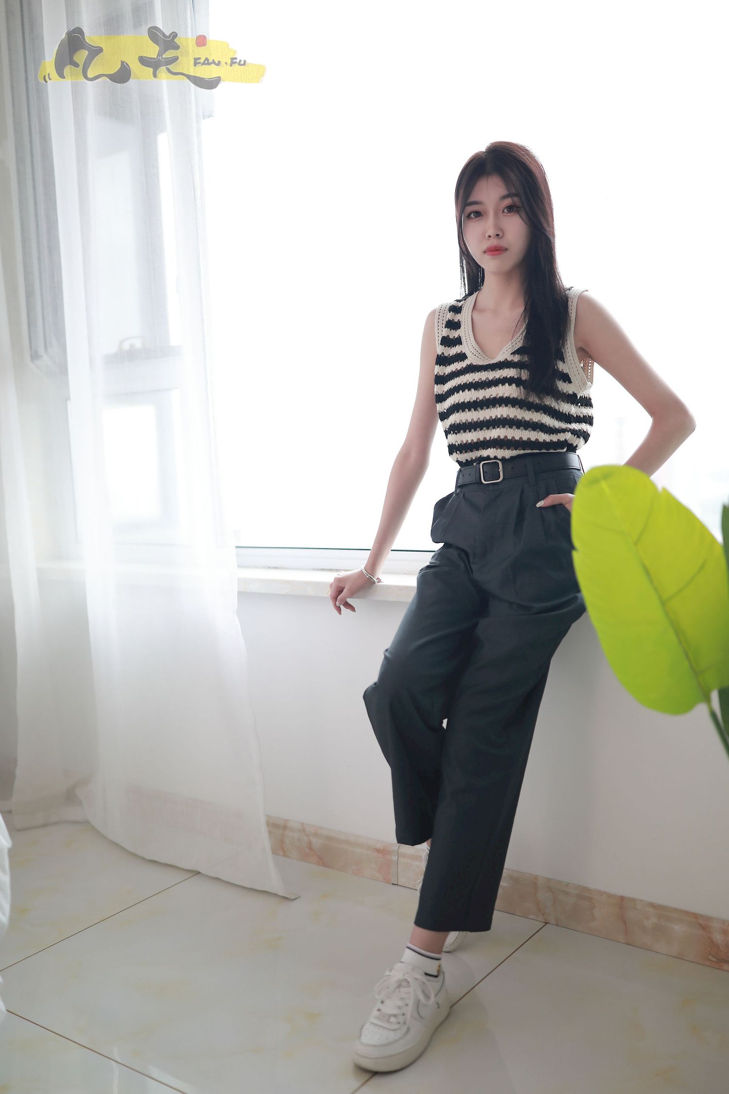 芳琪洞洞毛衣黑色西裤居家写真