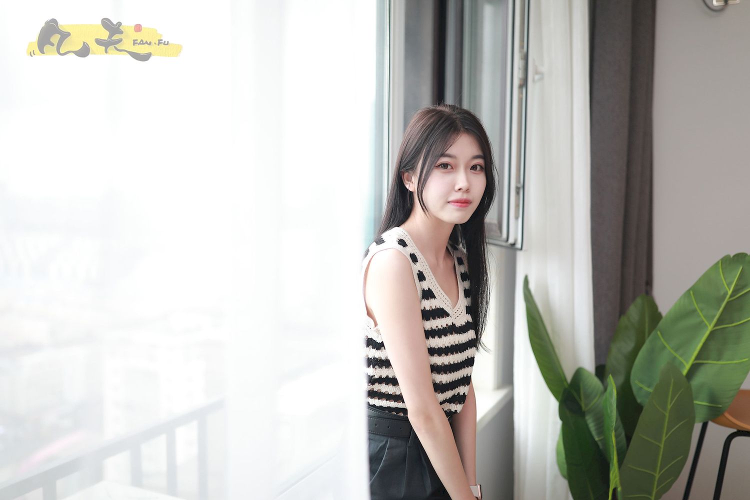 芳琪洞洞毛衣黑色西裤居家写真