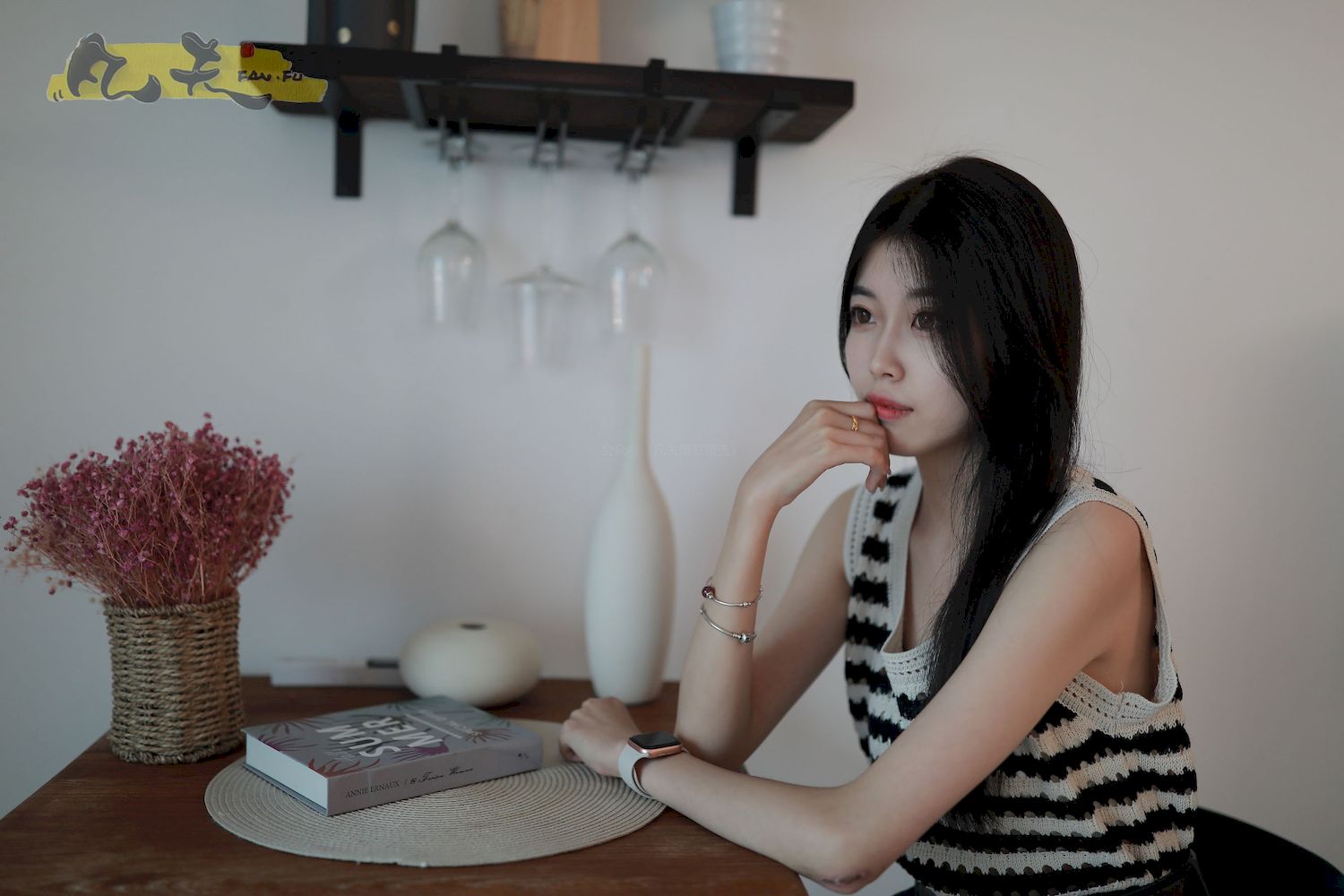 芳琪洞洞毛衣黑色西裤居家写真