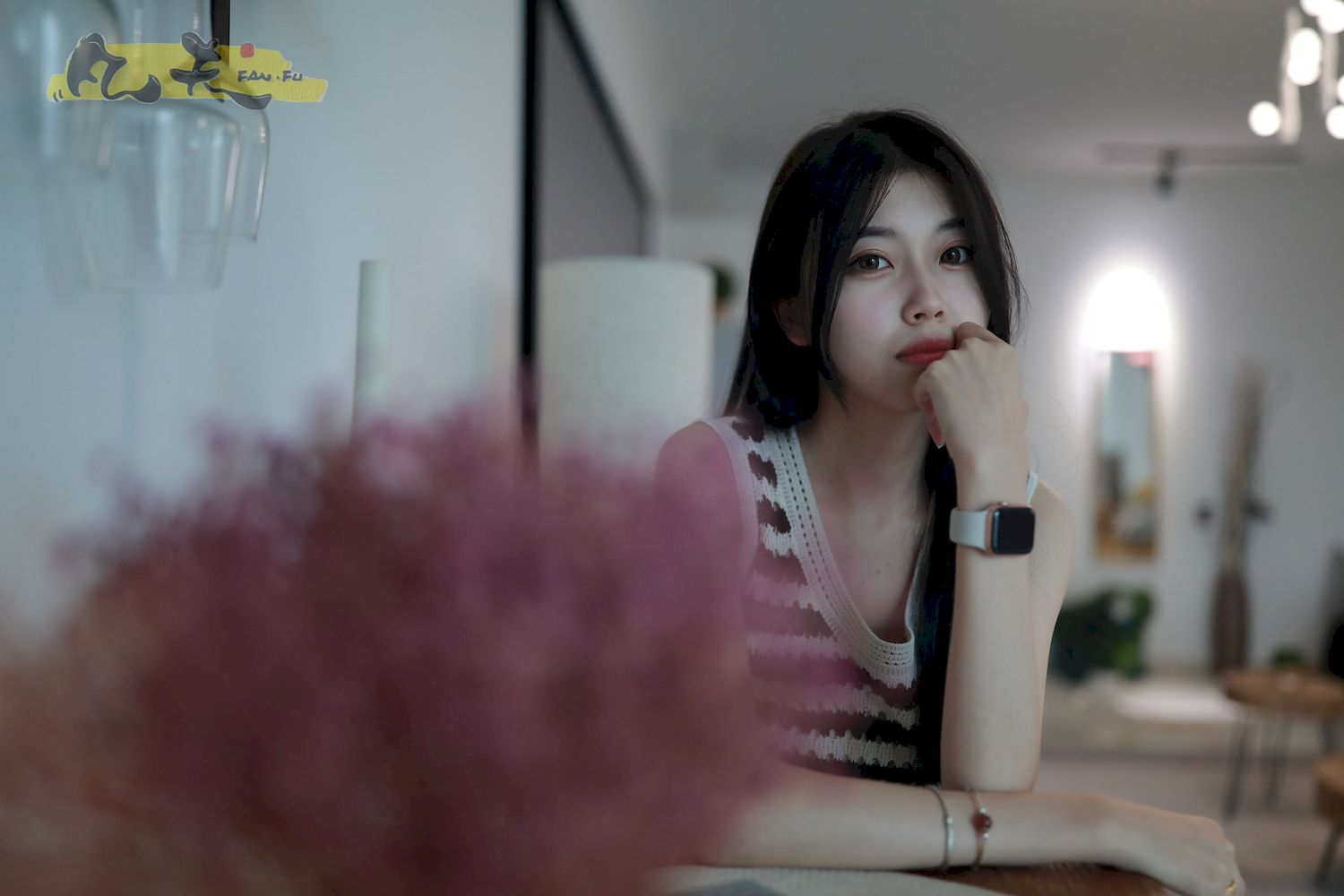 芳琪洞洞毛衣黑色西裤居家写真