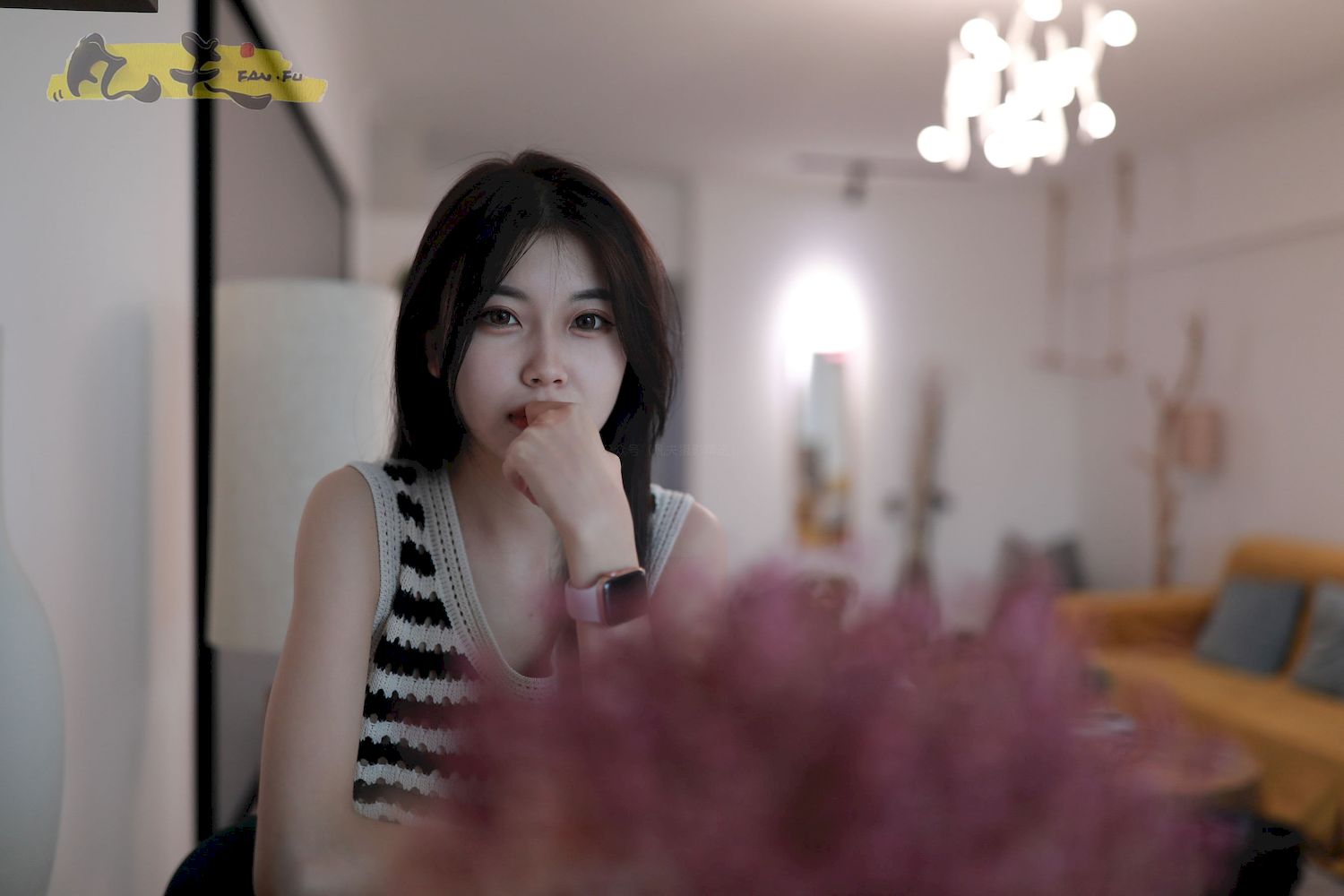 芳琪洞洞毛衣黑色西裤居家写真