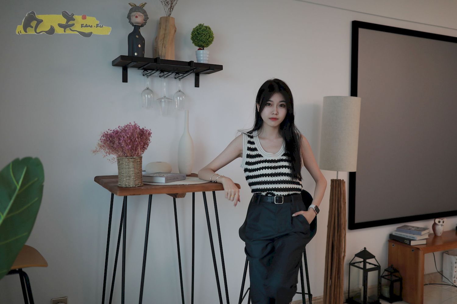芳琪洞洞毛衣黑色西裤居家写真