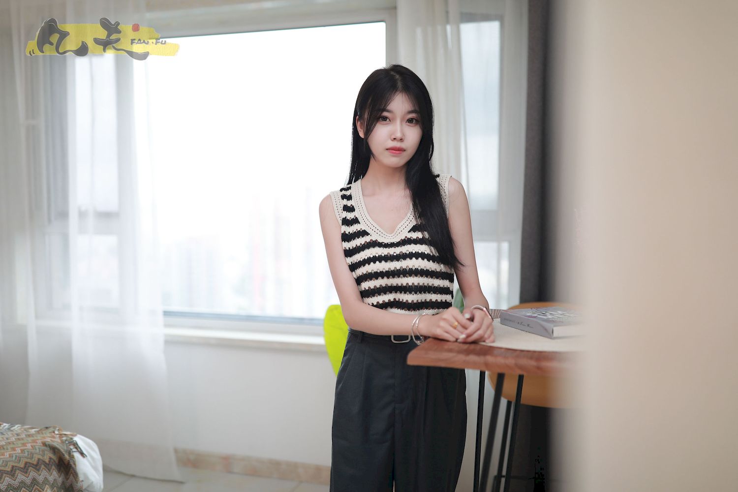 芳琪洞洞毛衣黑色西裤居家写真