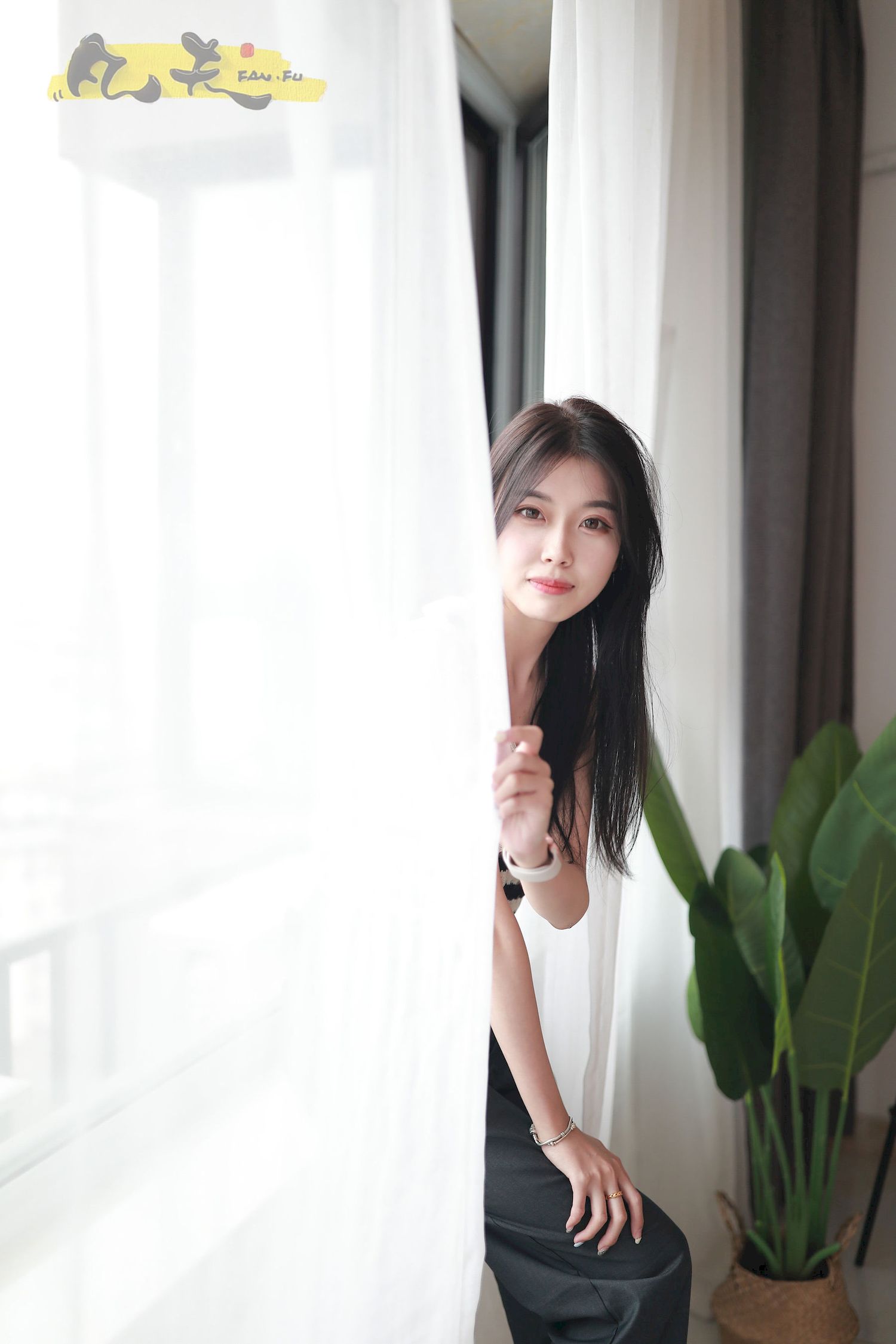 芳琪洞洞毛衣黑色西裤居家写真