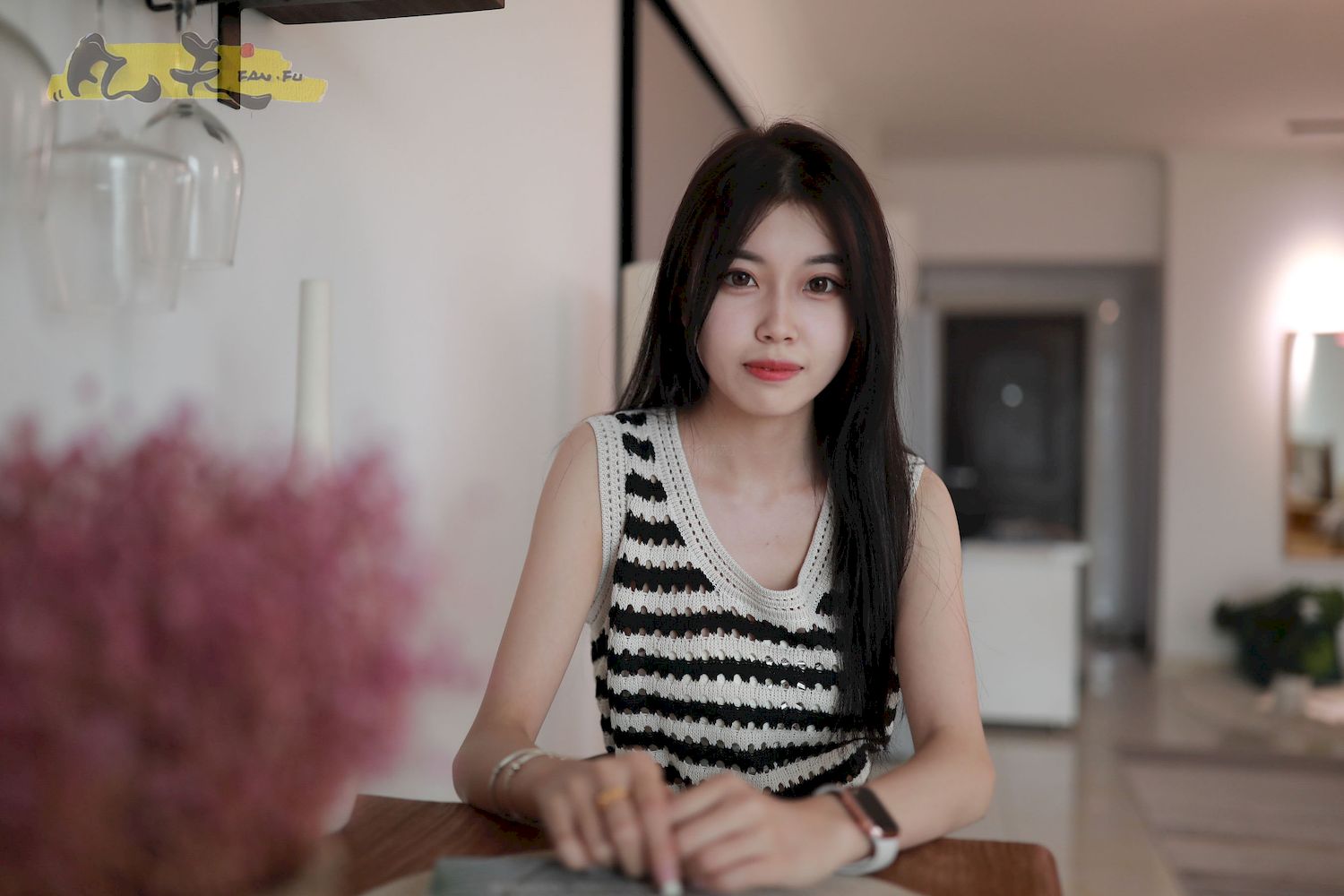 芳琪洞洞毛衣黑色西裤居家写真