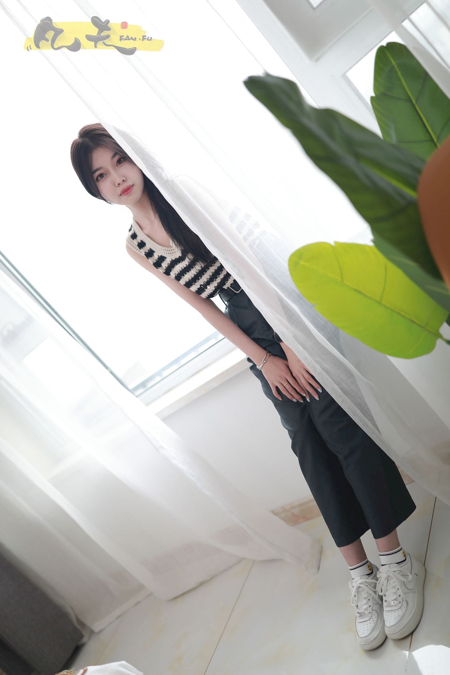 芳琪洞洞毛衣黑色西裤居家写真