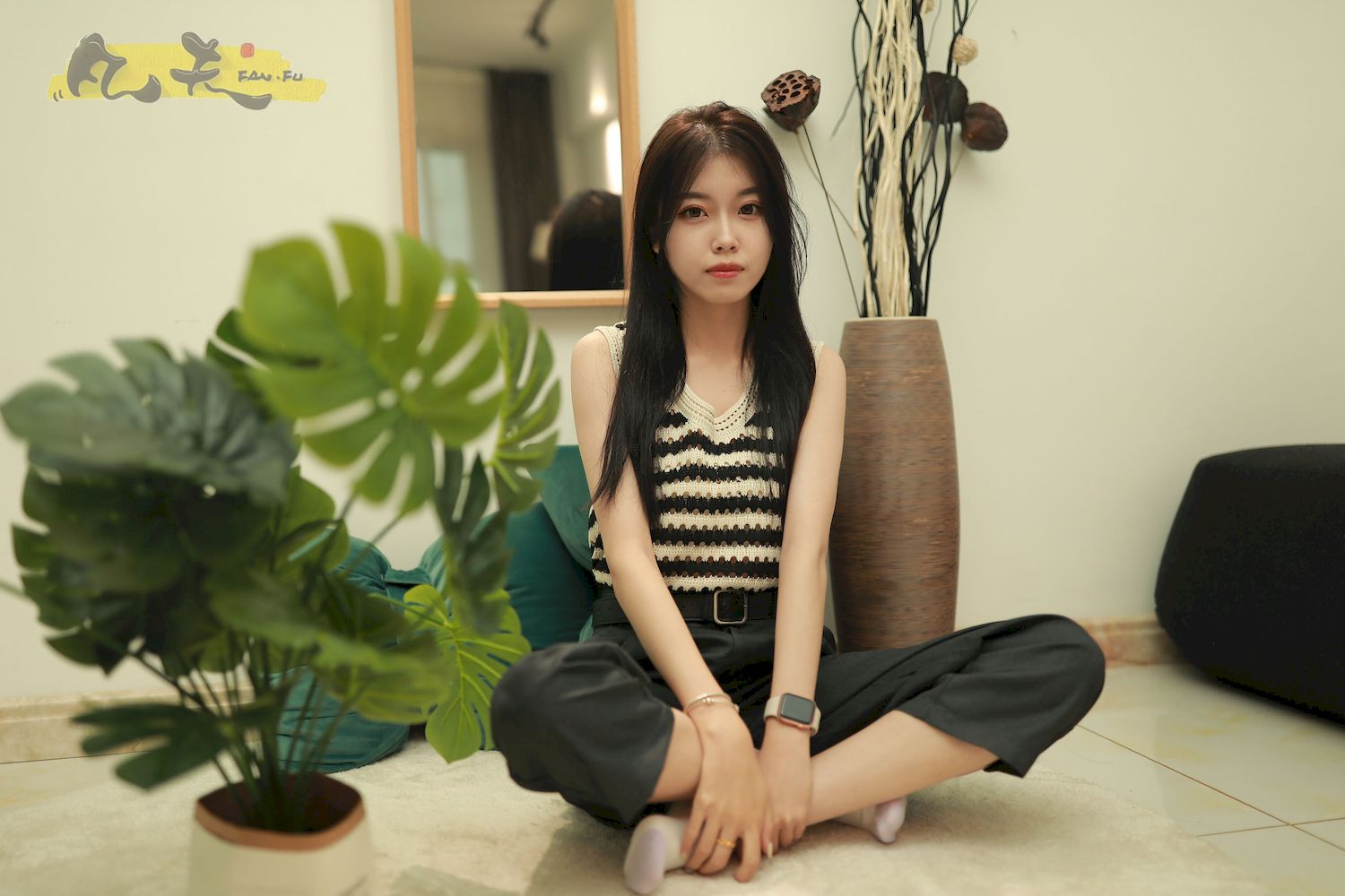 芳琪洞洞毛衣黑色西裤居家写真