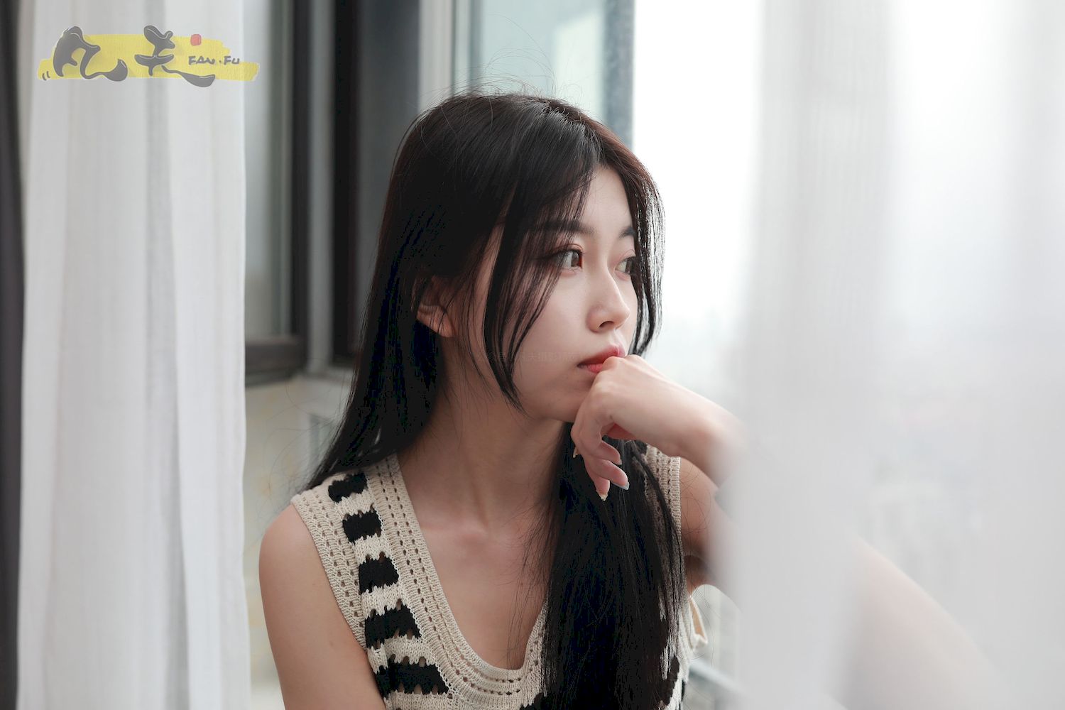 芳琪洞洞毛衣黑色西裤居家写真