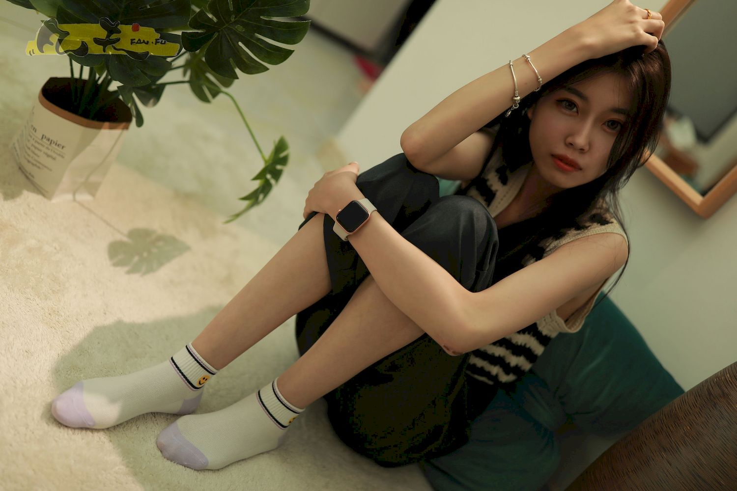 芳琪洞洞毛衣黑色西裤居家写真