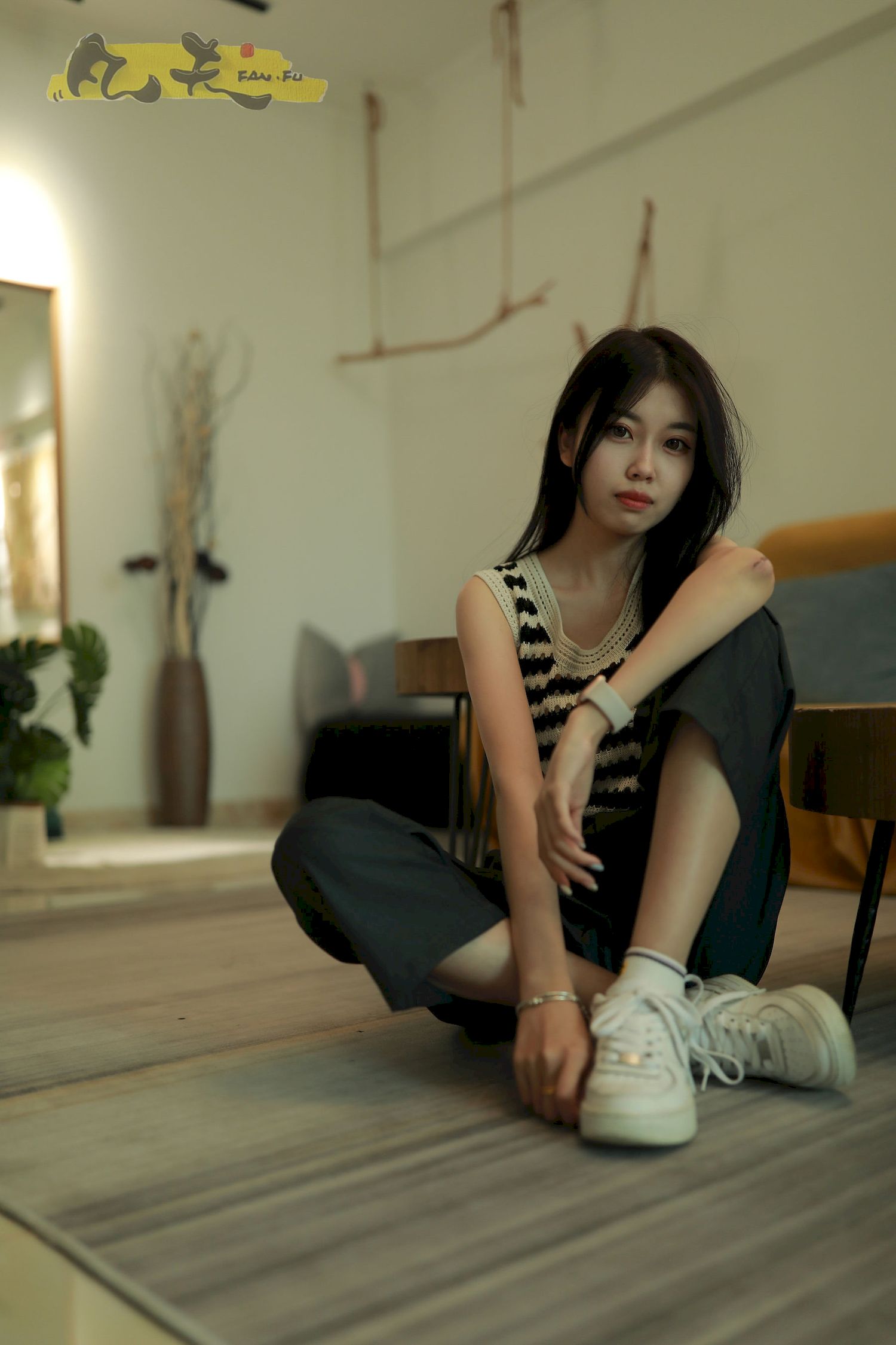 芳琪洞洞毛衣黑色西裤居家写真