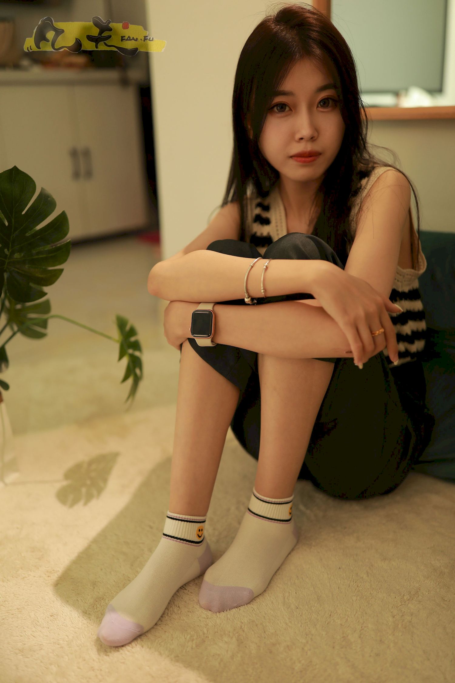 芳琪洞洞毛衣黑色西裤居家写真