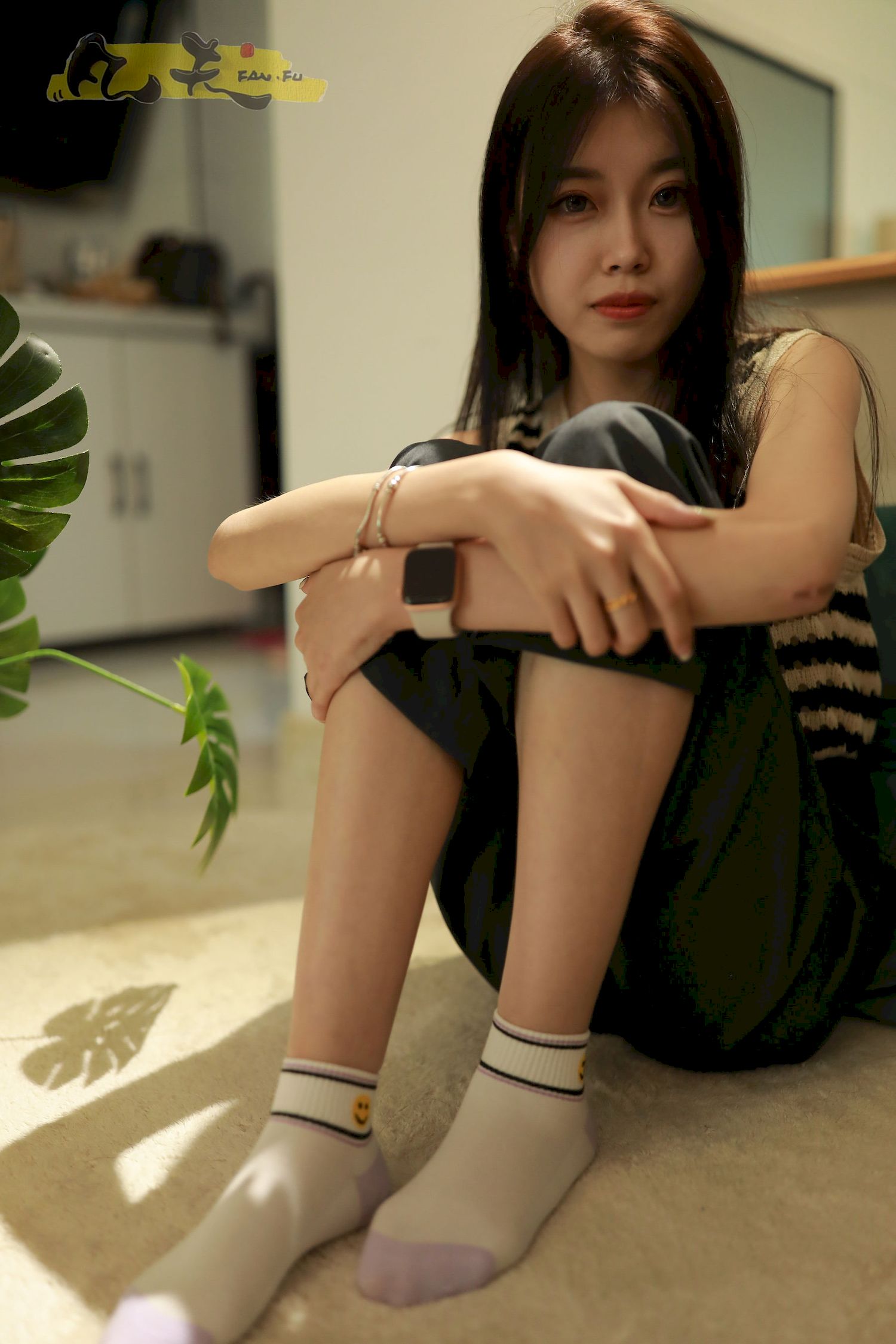 芳琪洞洞毛衣黑色西裤居家写真