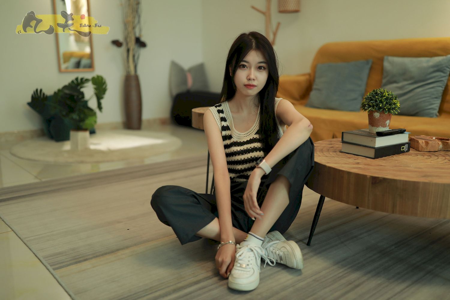 芳琪洞洞毛衣黑色西裤居家写真