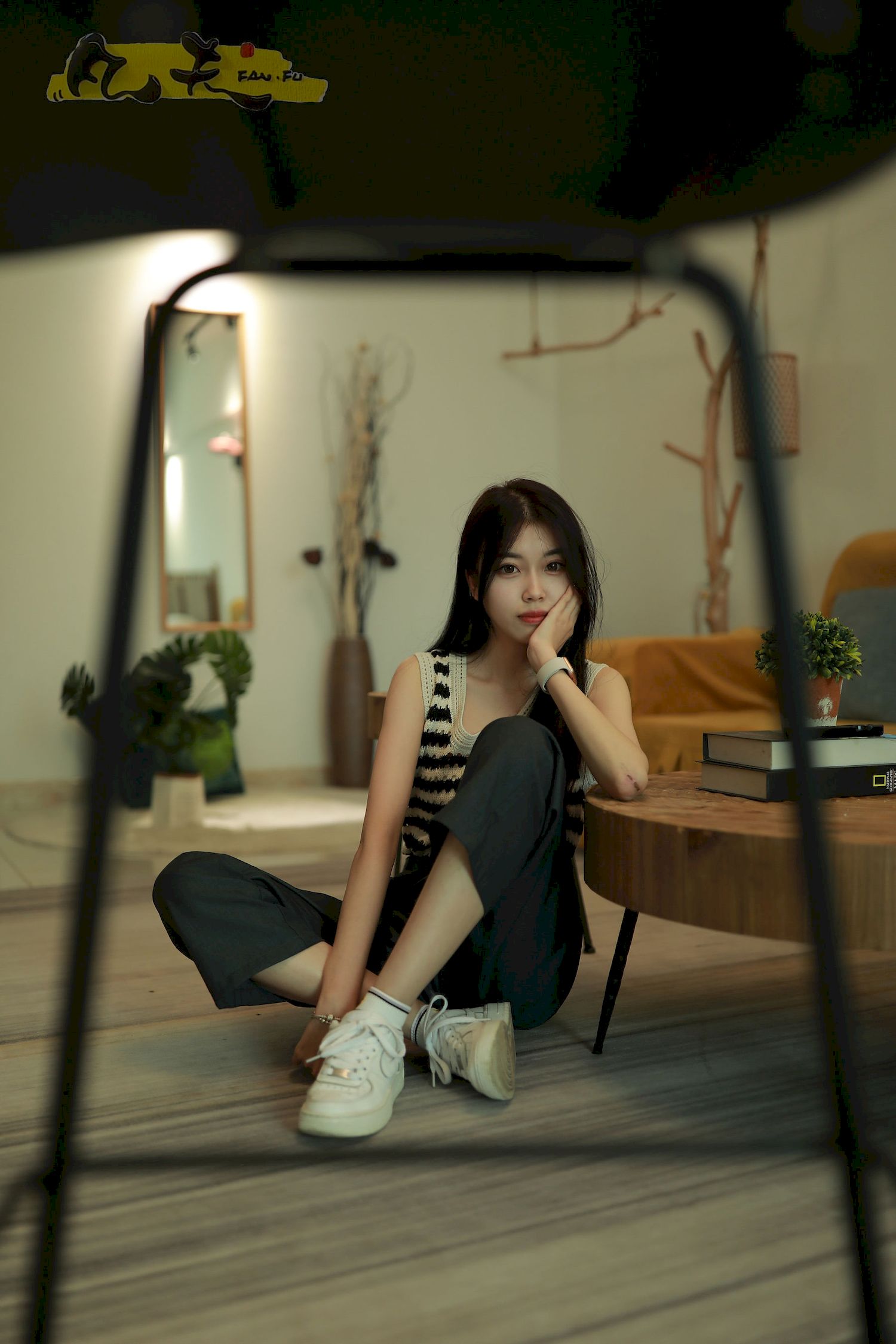 芳琪洞洞毛衣黑色西裤居家写真