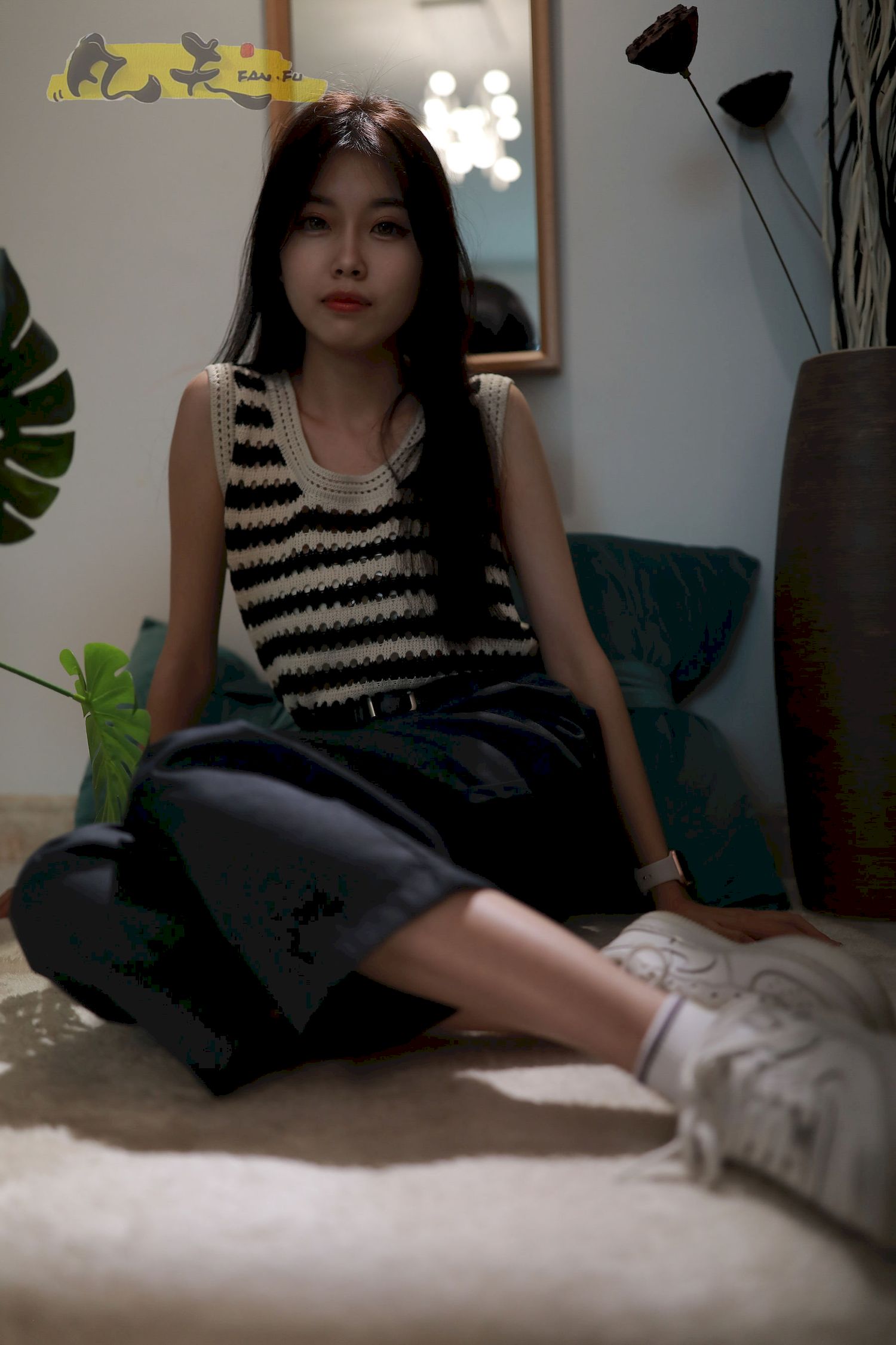 芳琪洞洞毛衣黑色西裤居家写真