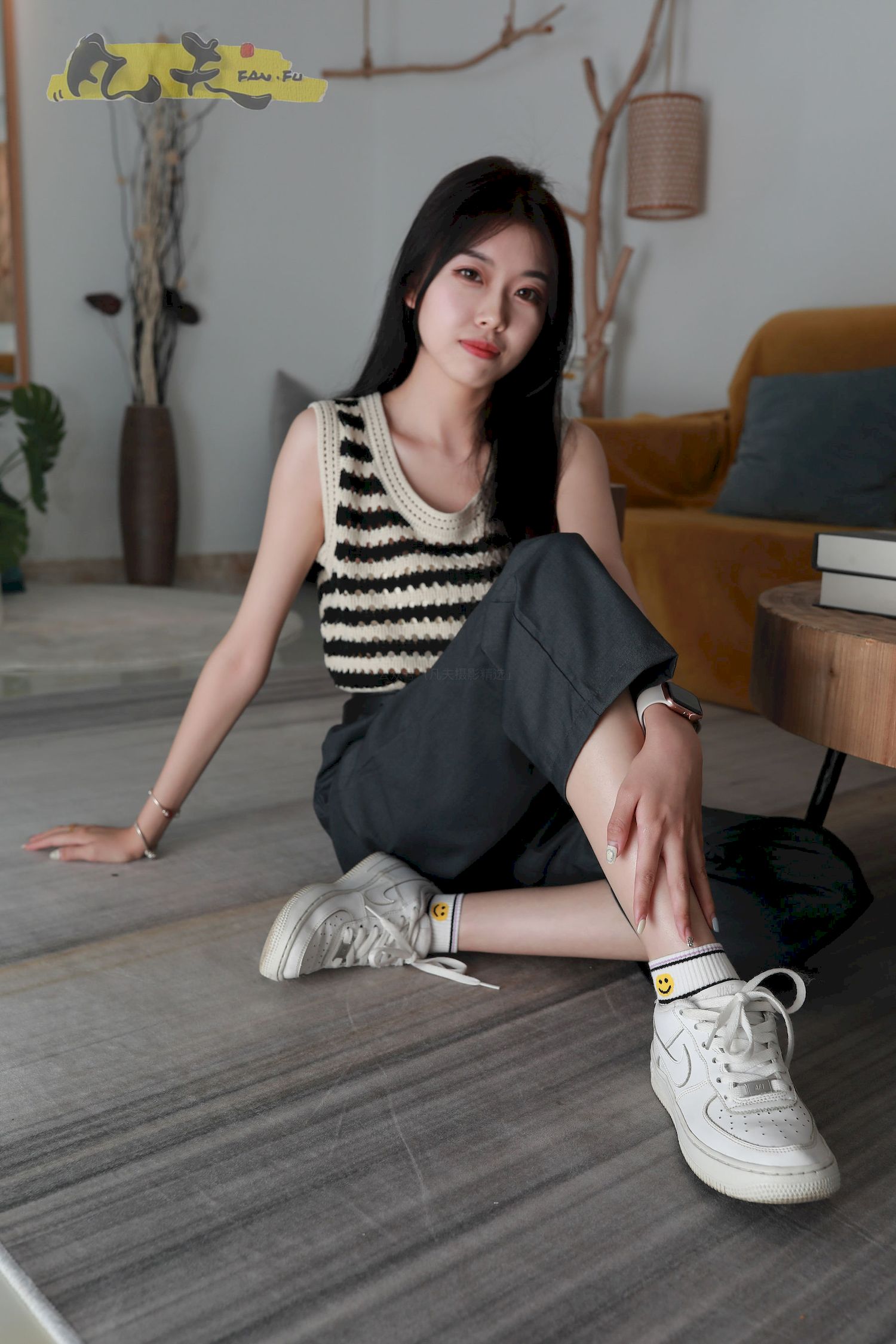 芳琪洞洞毛衣黑色西裤居家写真
