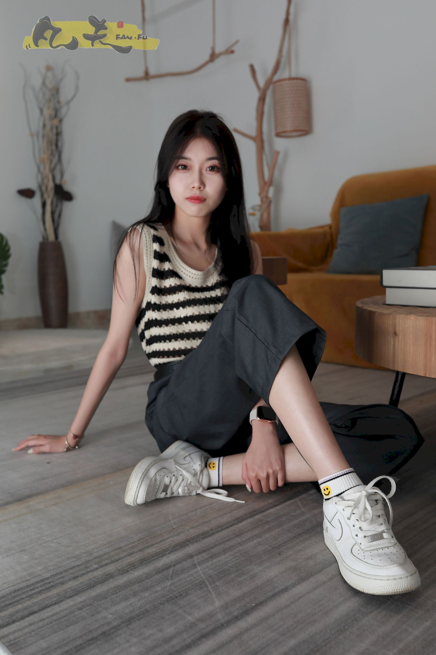 芳琪洞洞毛衣黑色西裤居家写真