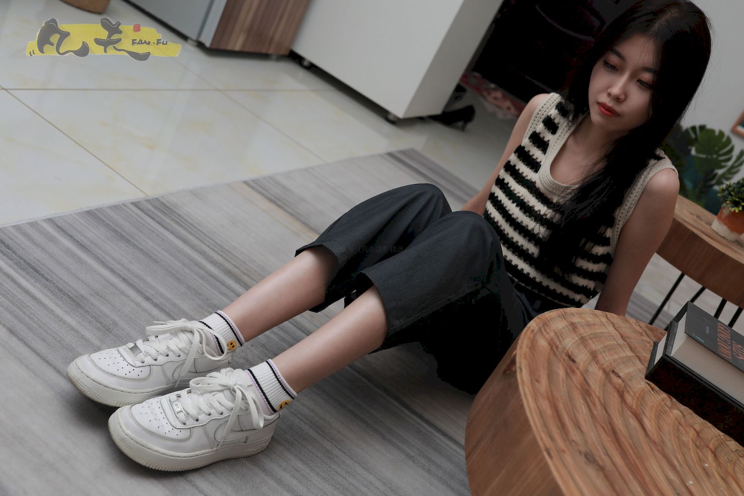 芳琪洞洞毛衣黑色西裤居家写真
