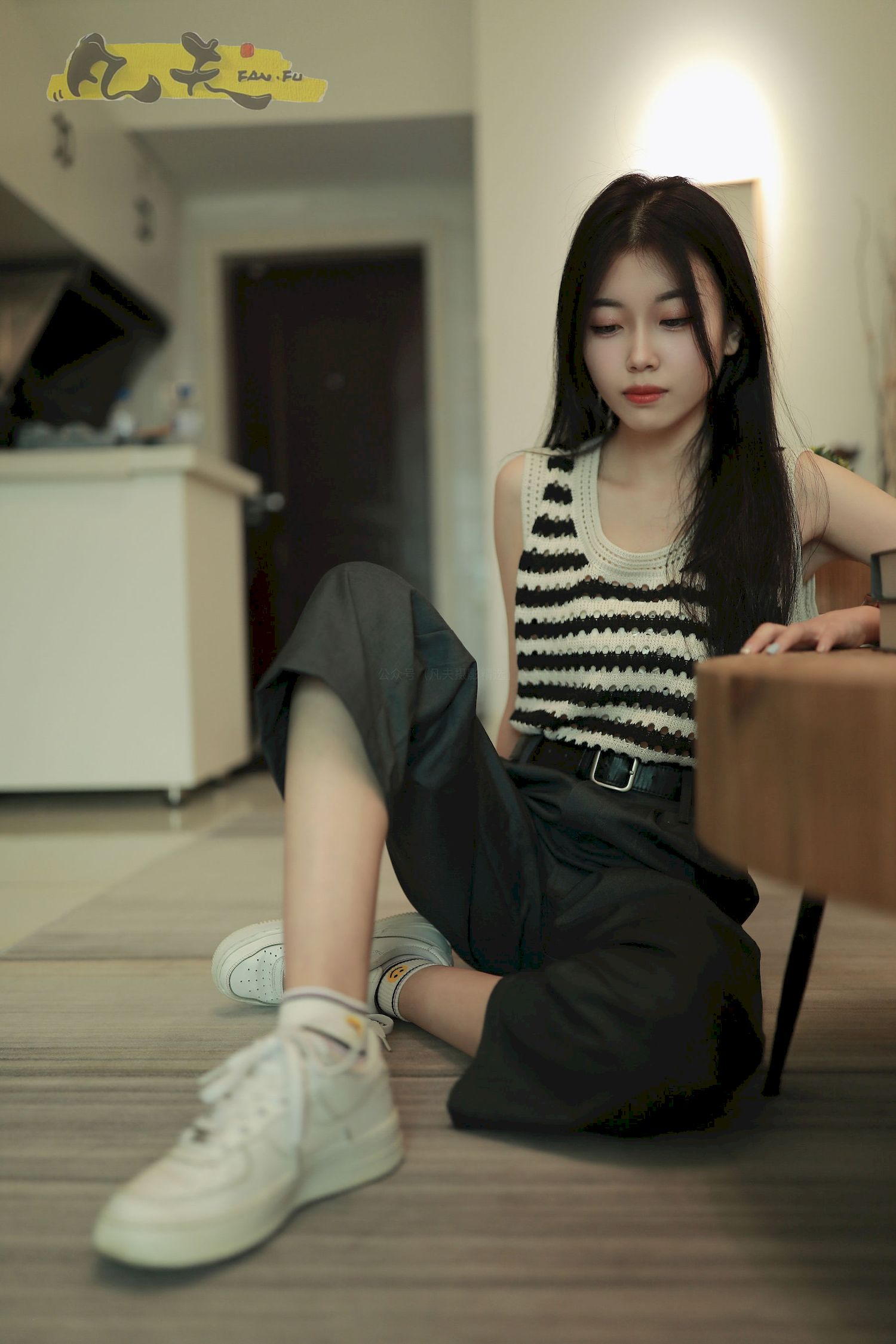 芳琪洞洞毛衣黑色西裤居家写真