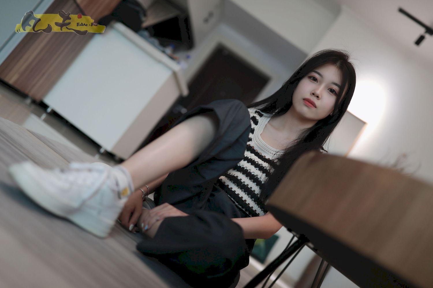 芳琪洞洞毛衣黑色西裤居家写真