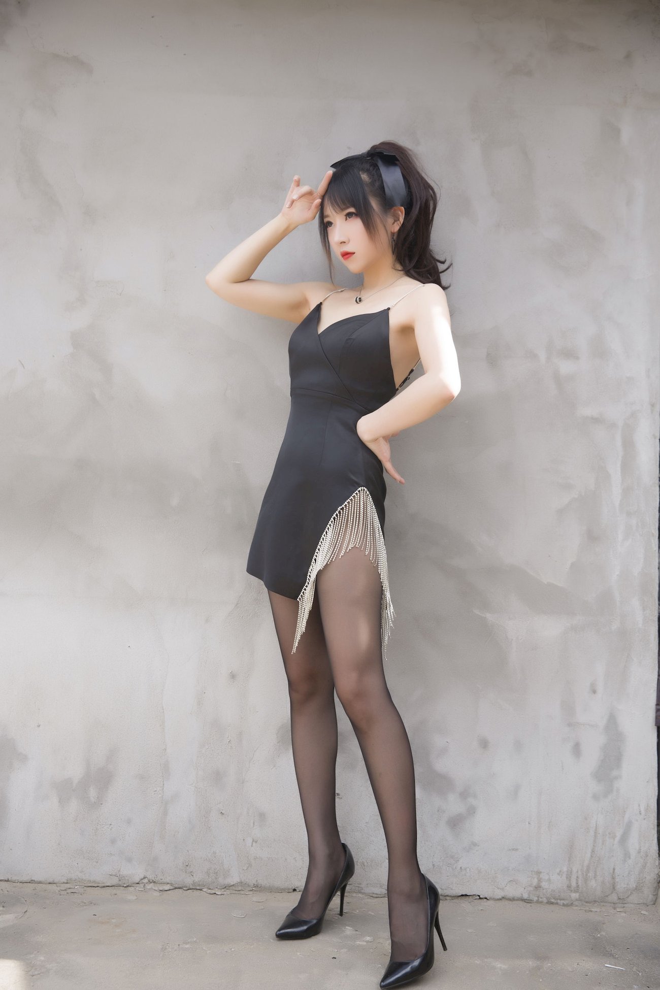 小女巫露娜黑色流苏搭配黑丝美腿COS福利