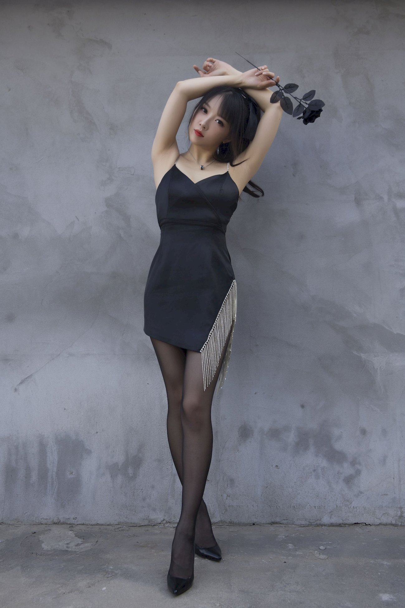 小女巫露娜黑色流苏搭配黑丝美腿COS福利