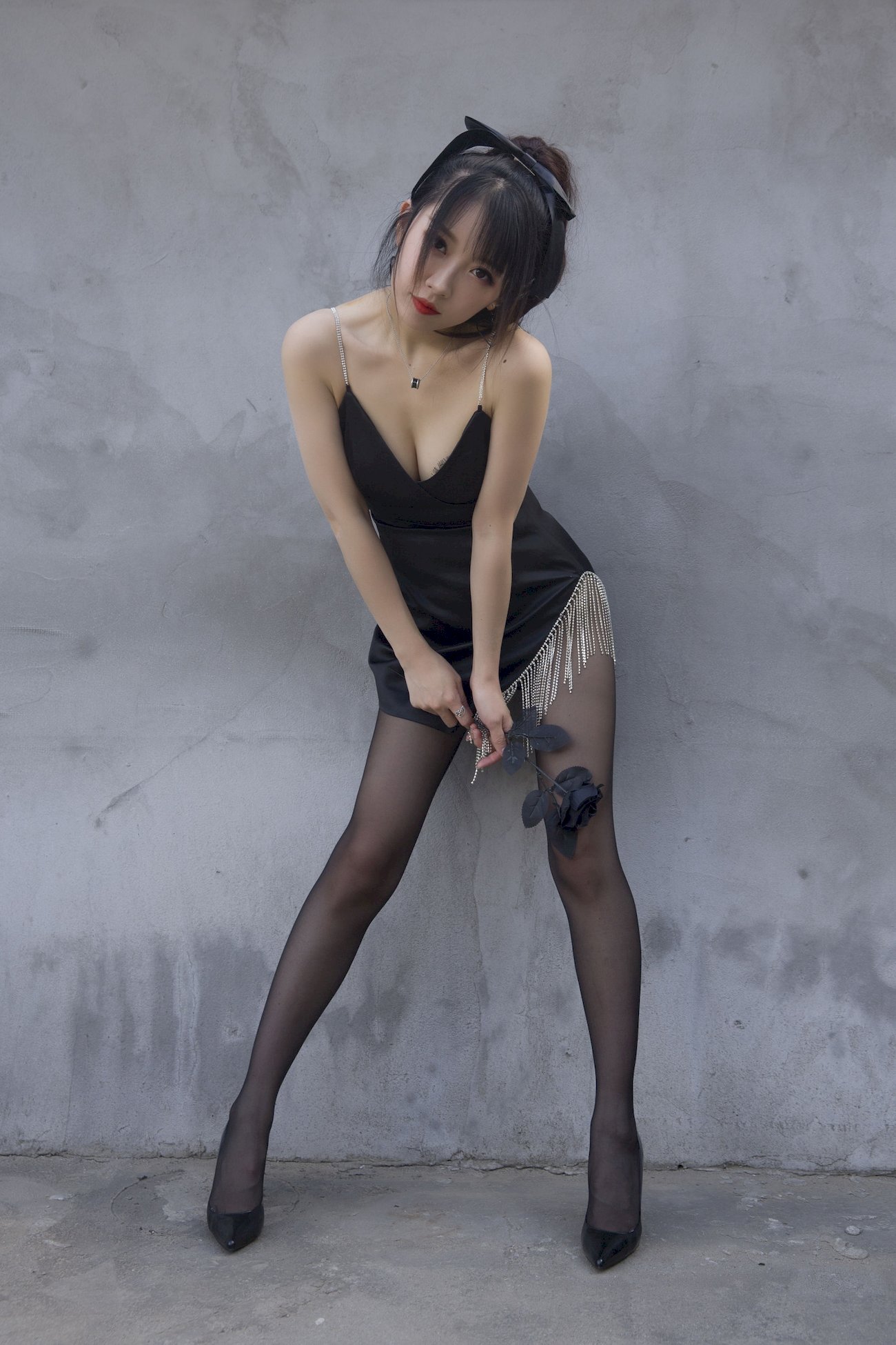 小女巫露娜黑色流苏搭配黑丝美腿COS福利