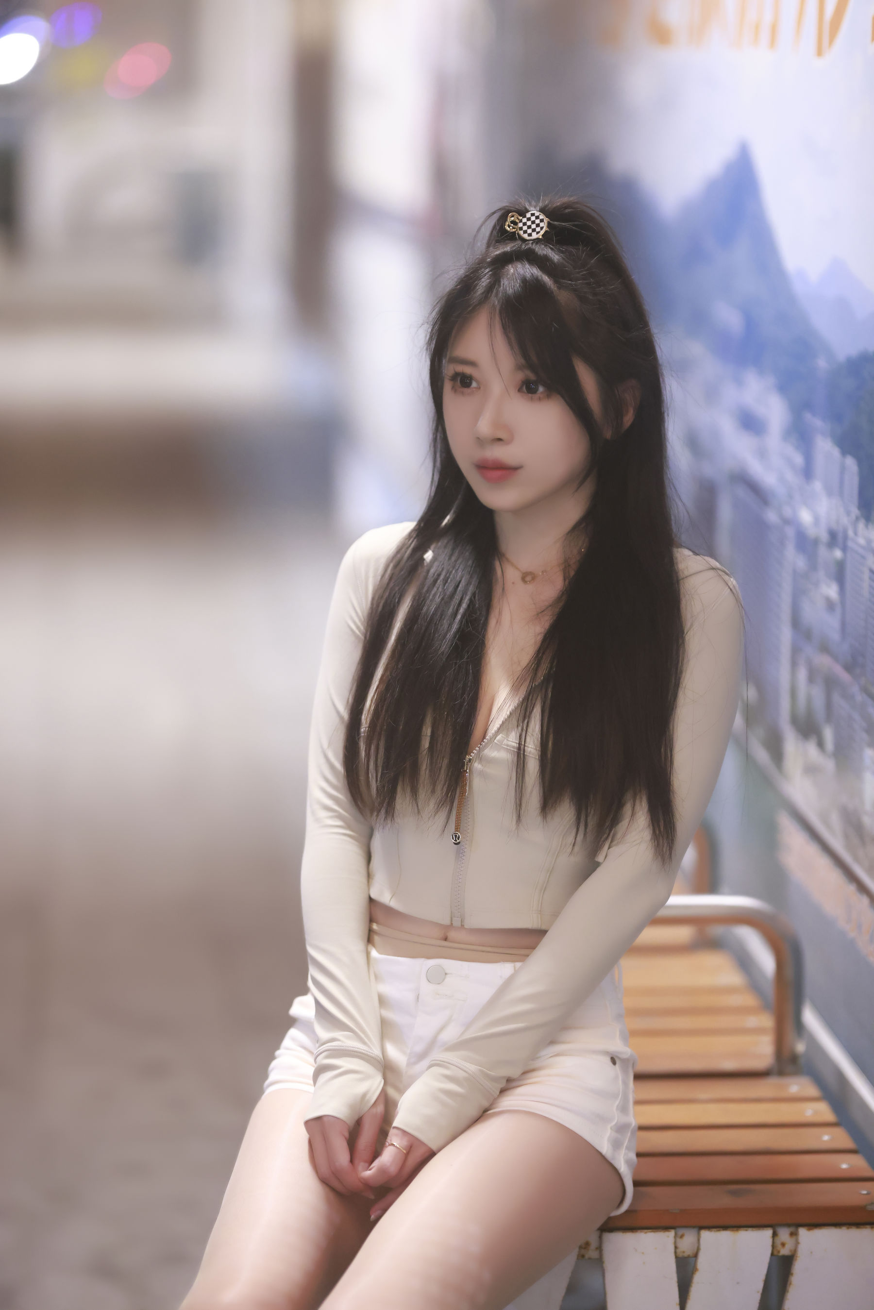 小女巫露娜白色短裤肉丝微露小蛮腰街拍