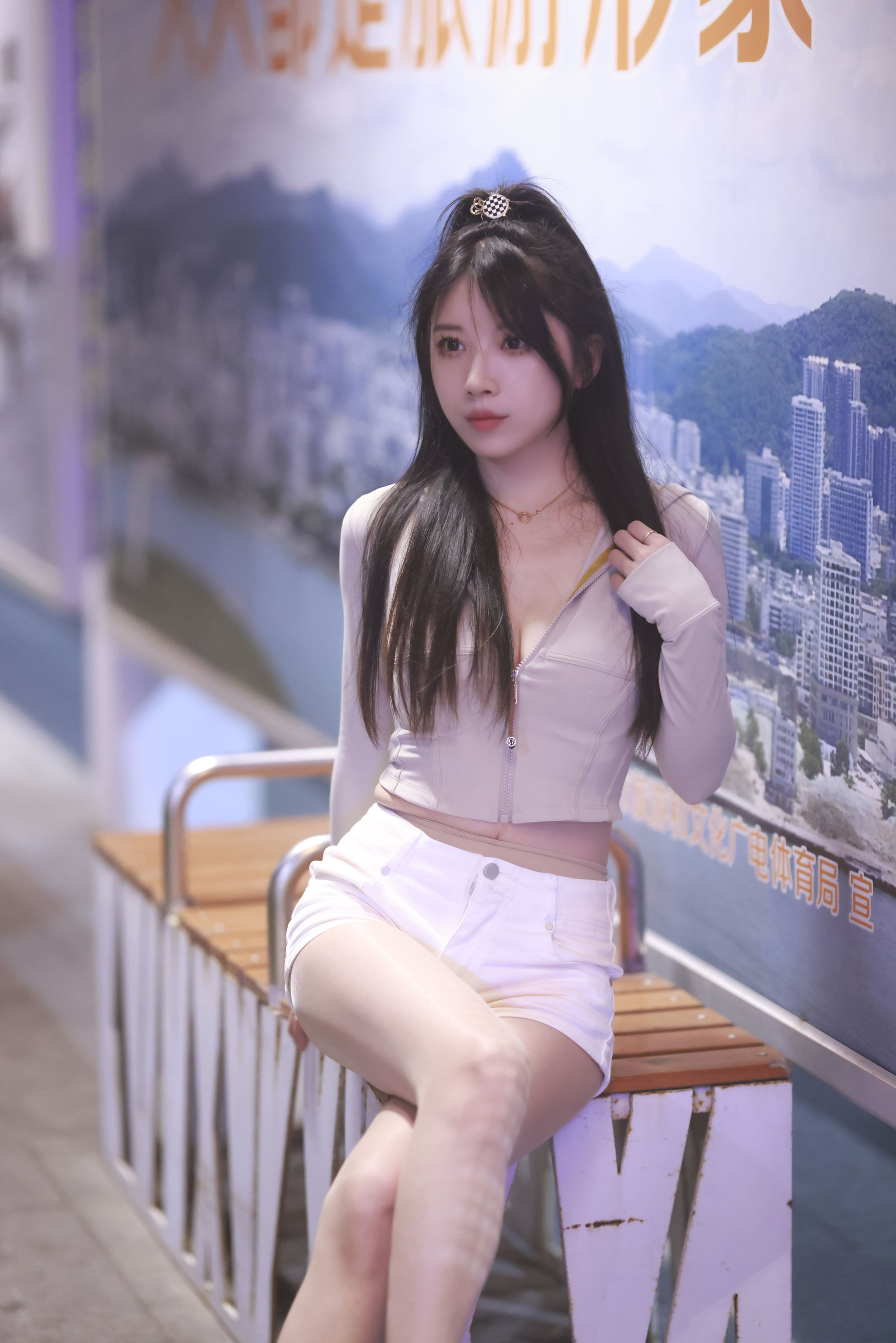 小女巫露娜白色短裤肉丝微露小蛮腰街拍