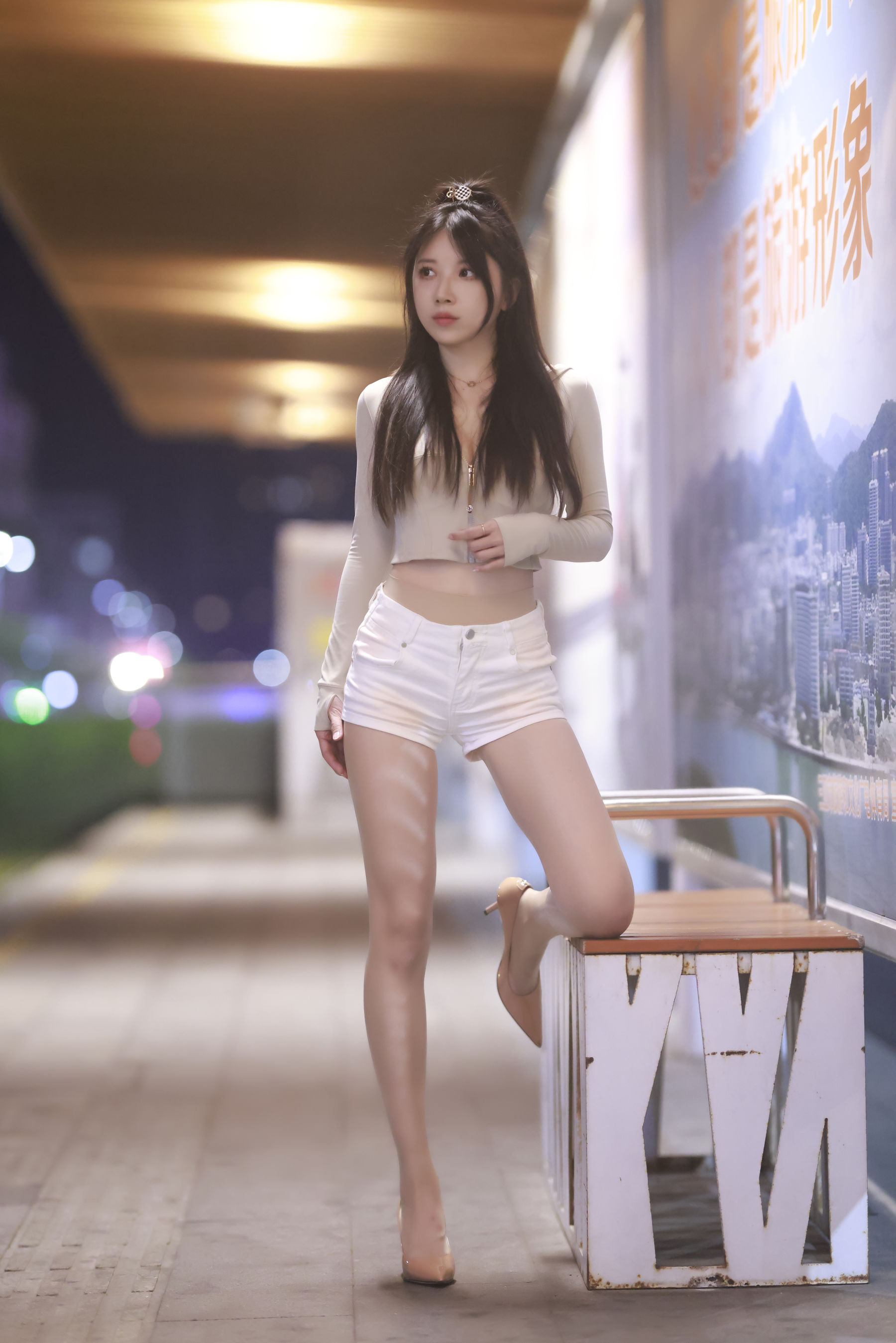 小女巫露娜白色短裤肉丝微露小蛮腰街拍