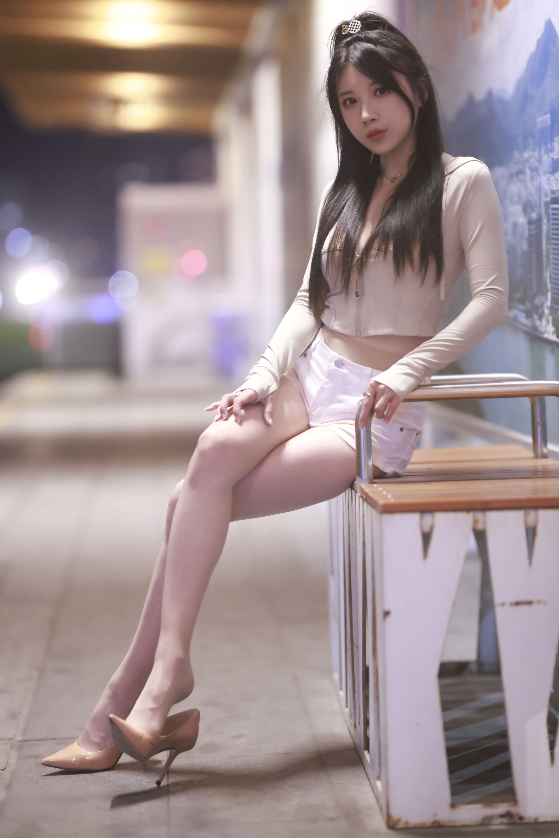 小女巫露娜白色短裤肉丝微露小蛮腰街拍