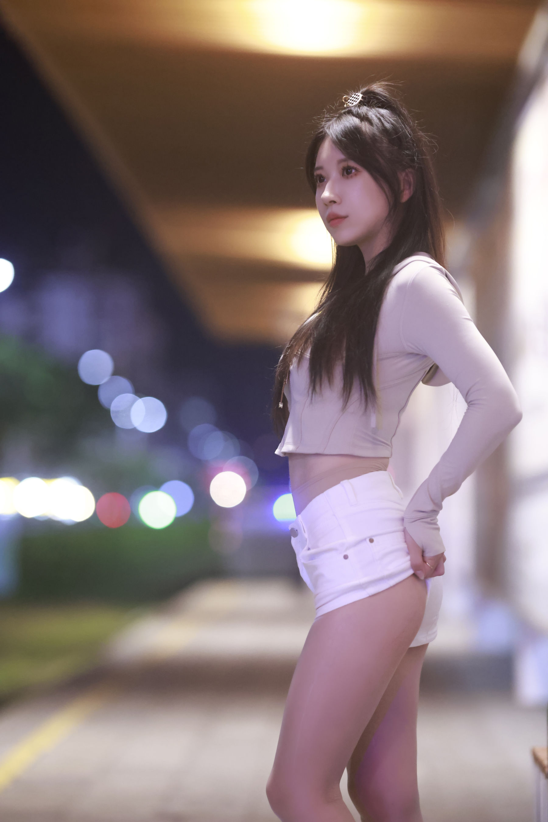 小女巫露娜白色短裤肉丝微露小蛮腰街拍