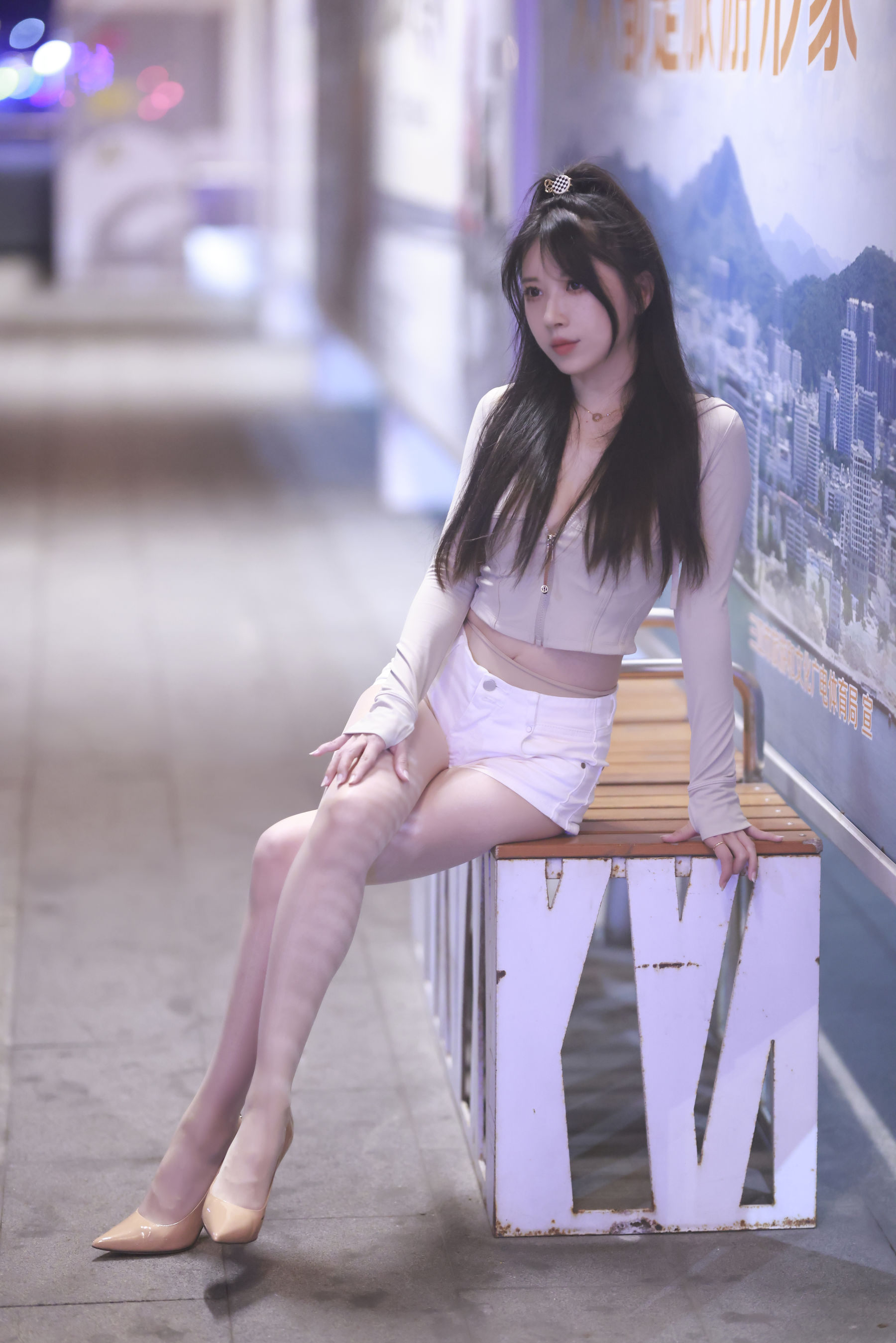 小女巫露娜白色短裤肉丝微露小蛮腰街拍