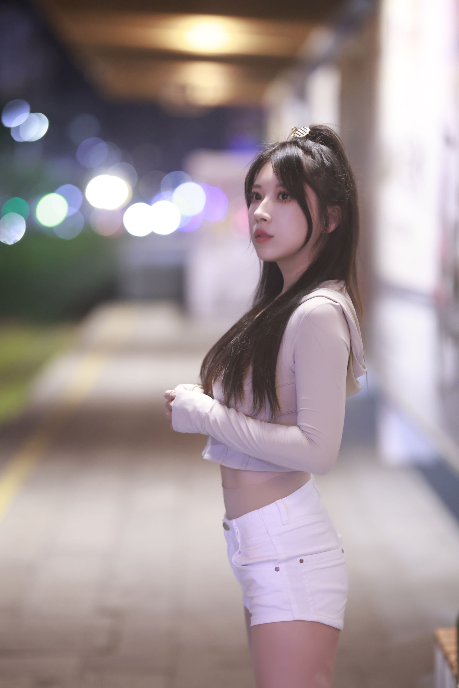 小女巫露娜白色短裤肉丝微露小蛮腰街拍