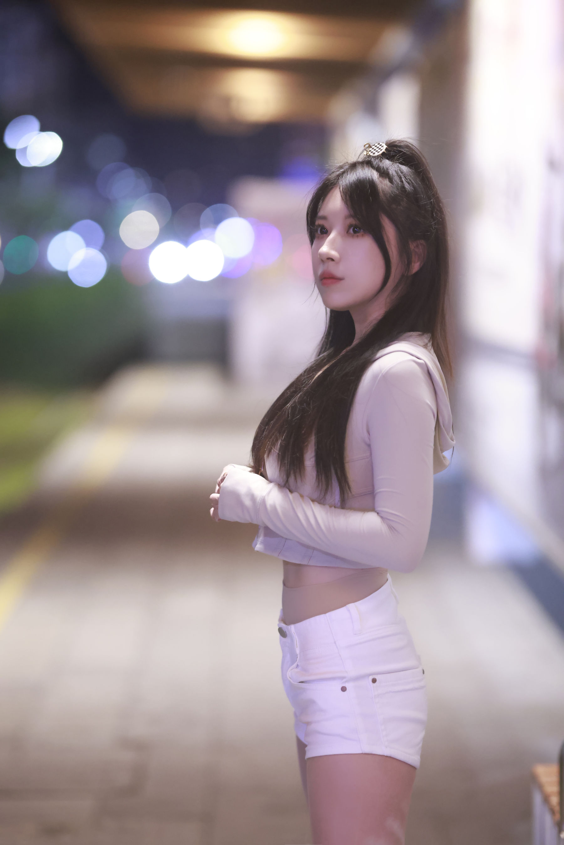 小女巫露娜白色短裤肉丝微露小蛮腰街拍