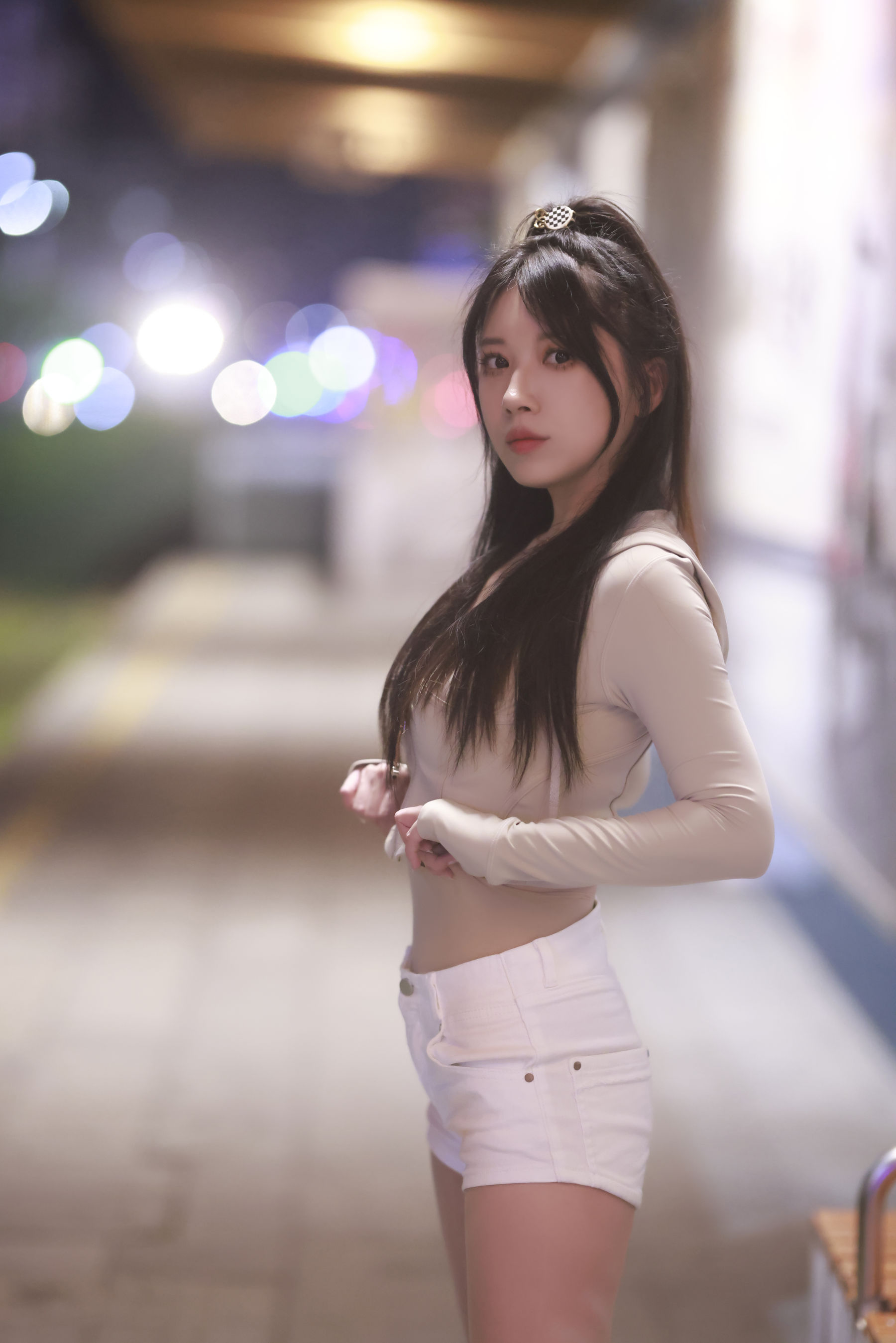 小女巫露娜白色短裤肉丝微露小蛮腰街拍