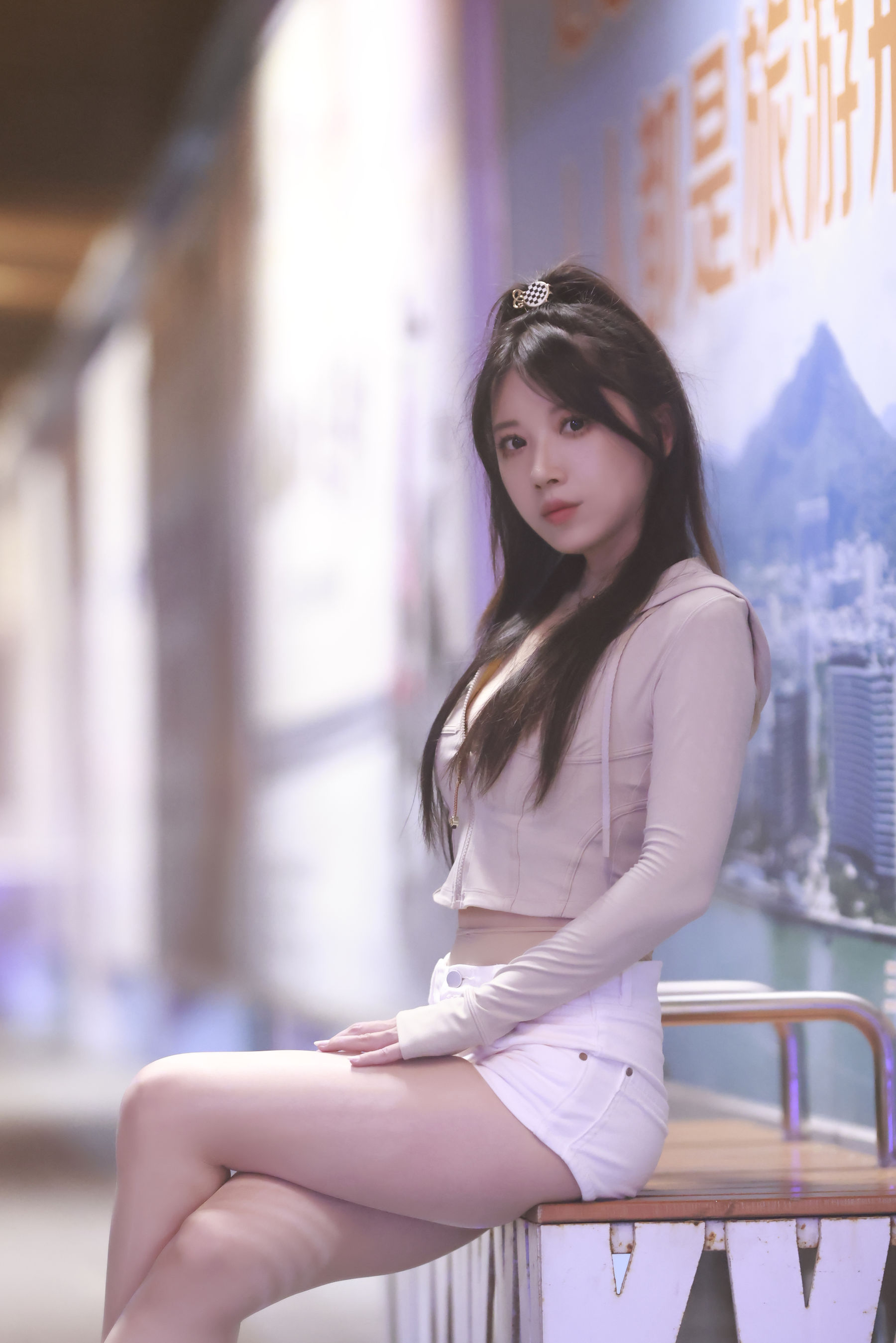 小女巫露娜白色短裤肉丝微露小蛮腰街拍