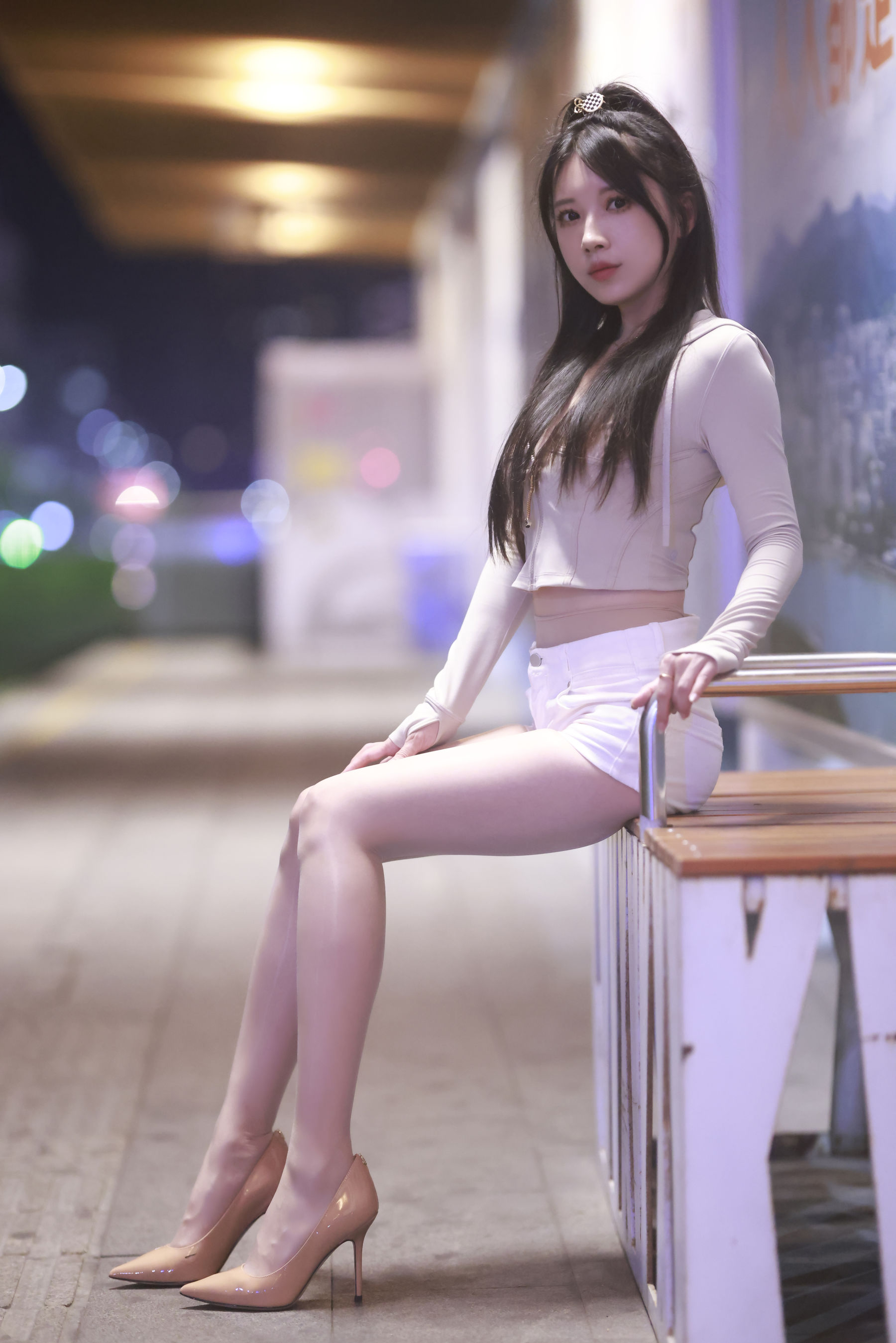 小女巫露娜白色短裤肉丝微露小蛮腰街拍