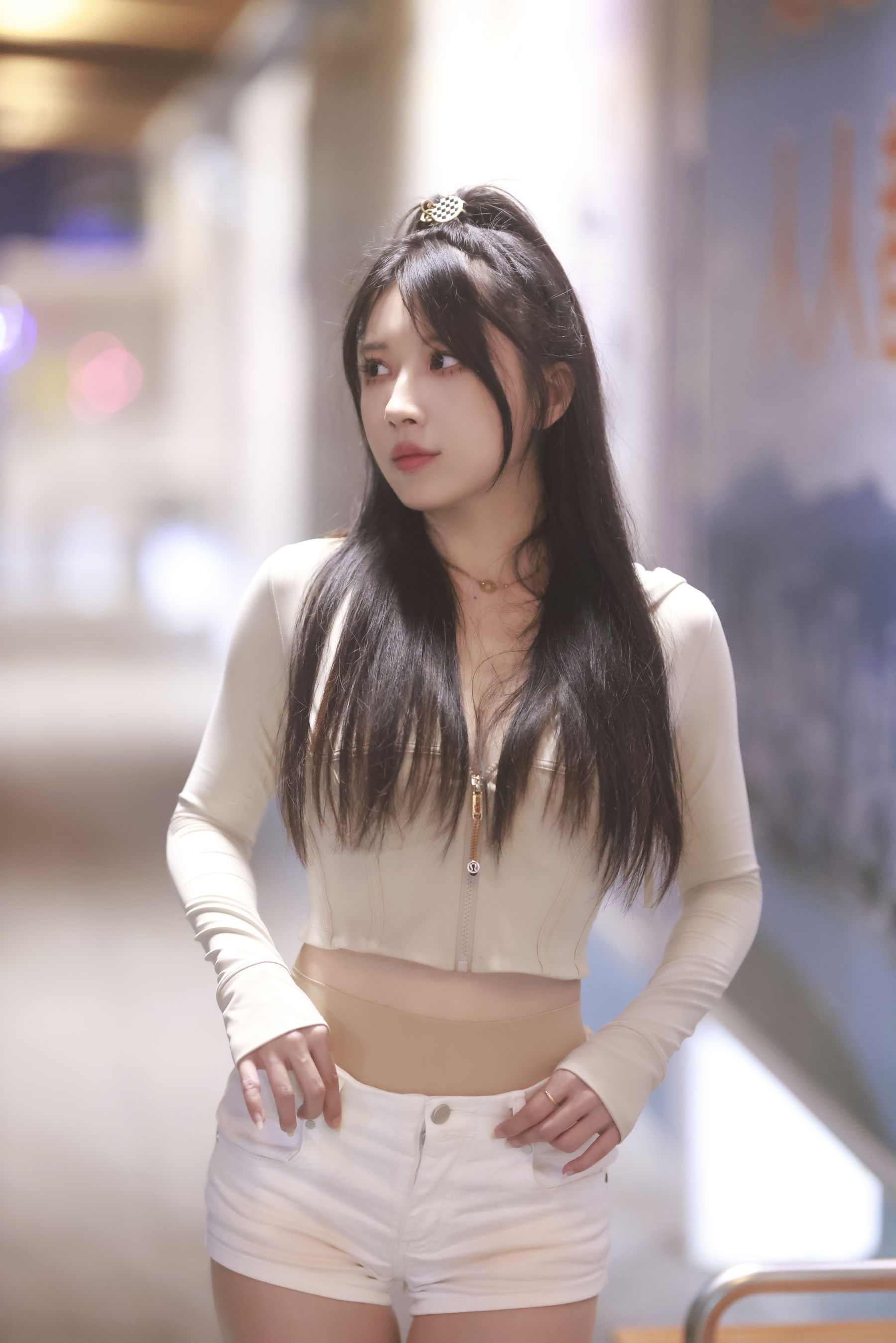 小女巫露娜白色短裤肉丝微露小蛮腰街拍