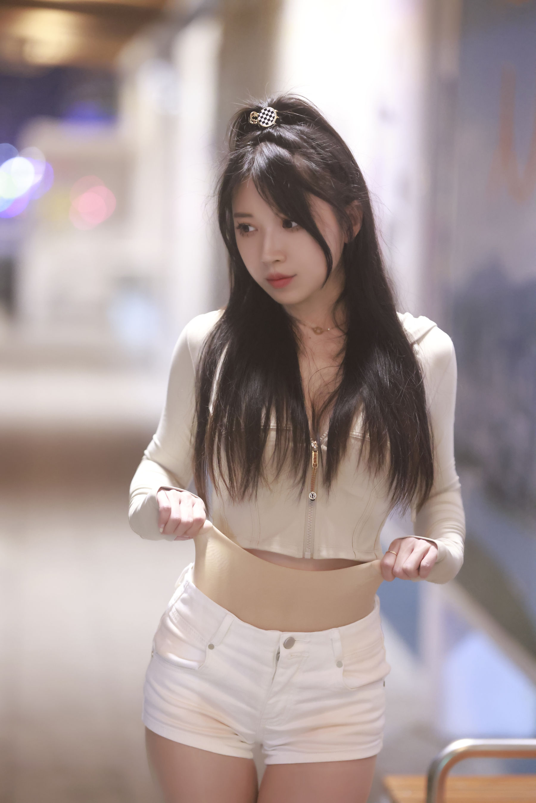 小女巫露娜白色短裤肉丝微露小蛮腰街拍