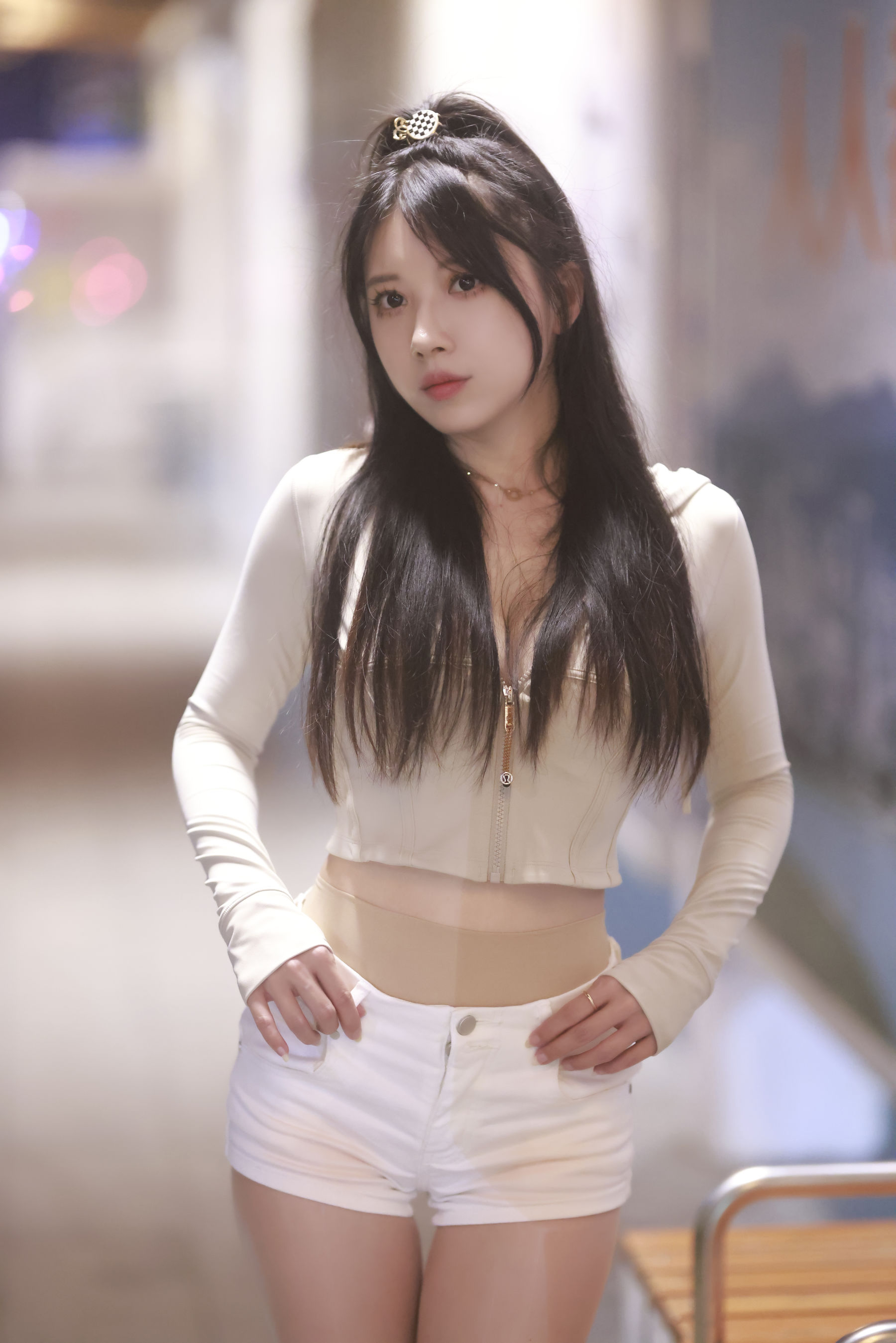 小女巫露娜白色短裤肉丝微露小蛮腰街拍