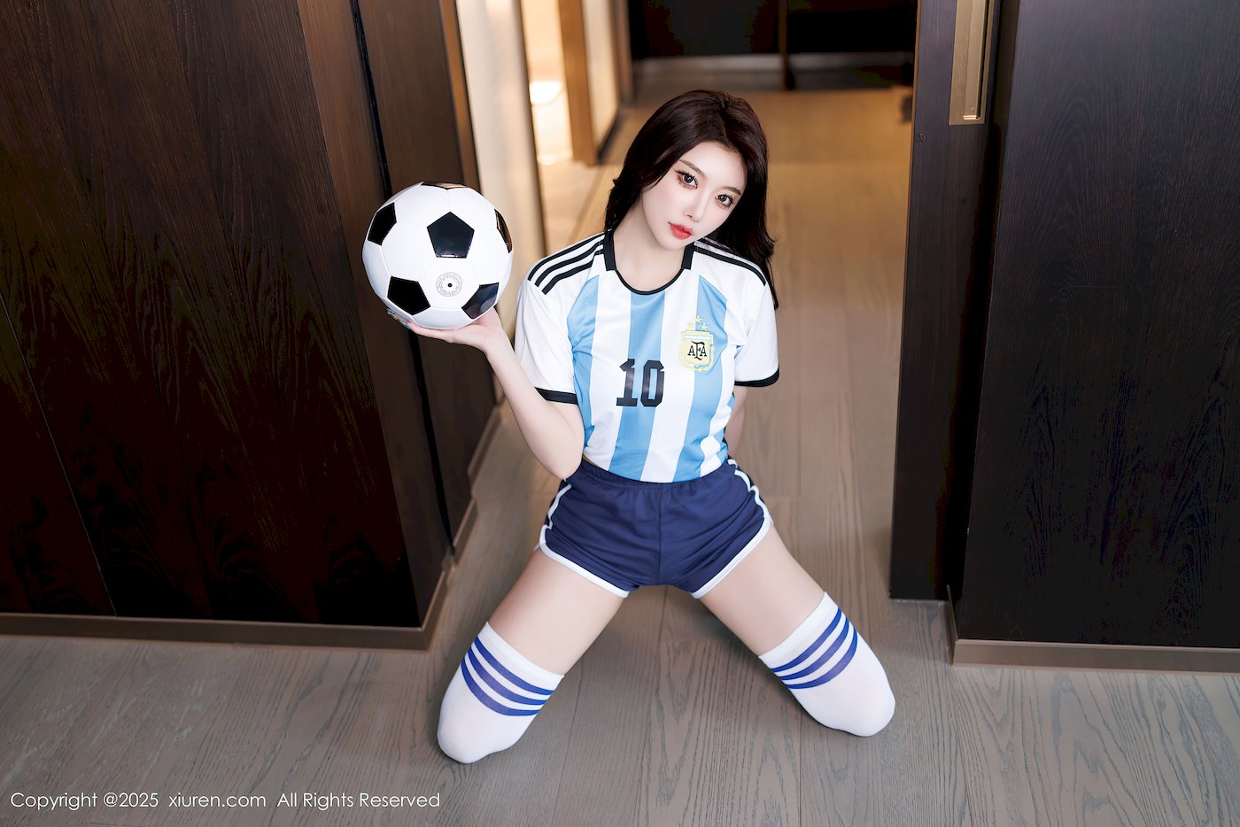 杨晨晨Yome蓝色球衣搭配白色丝袜广西旅拍