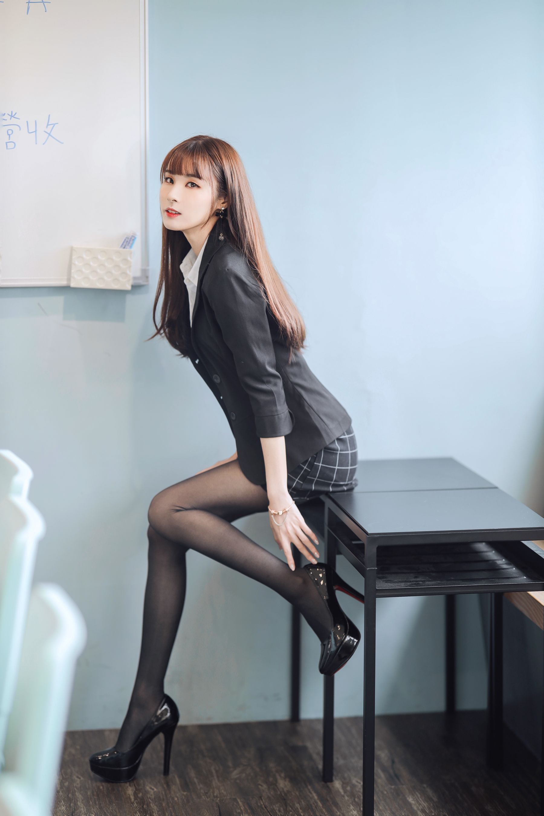 泥泥汝黑丝美腿搭配职场OL白领主题写真