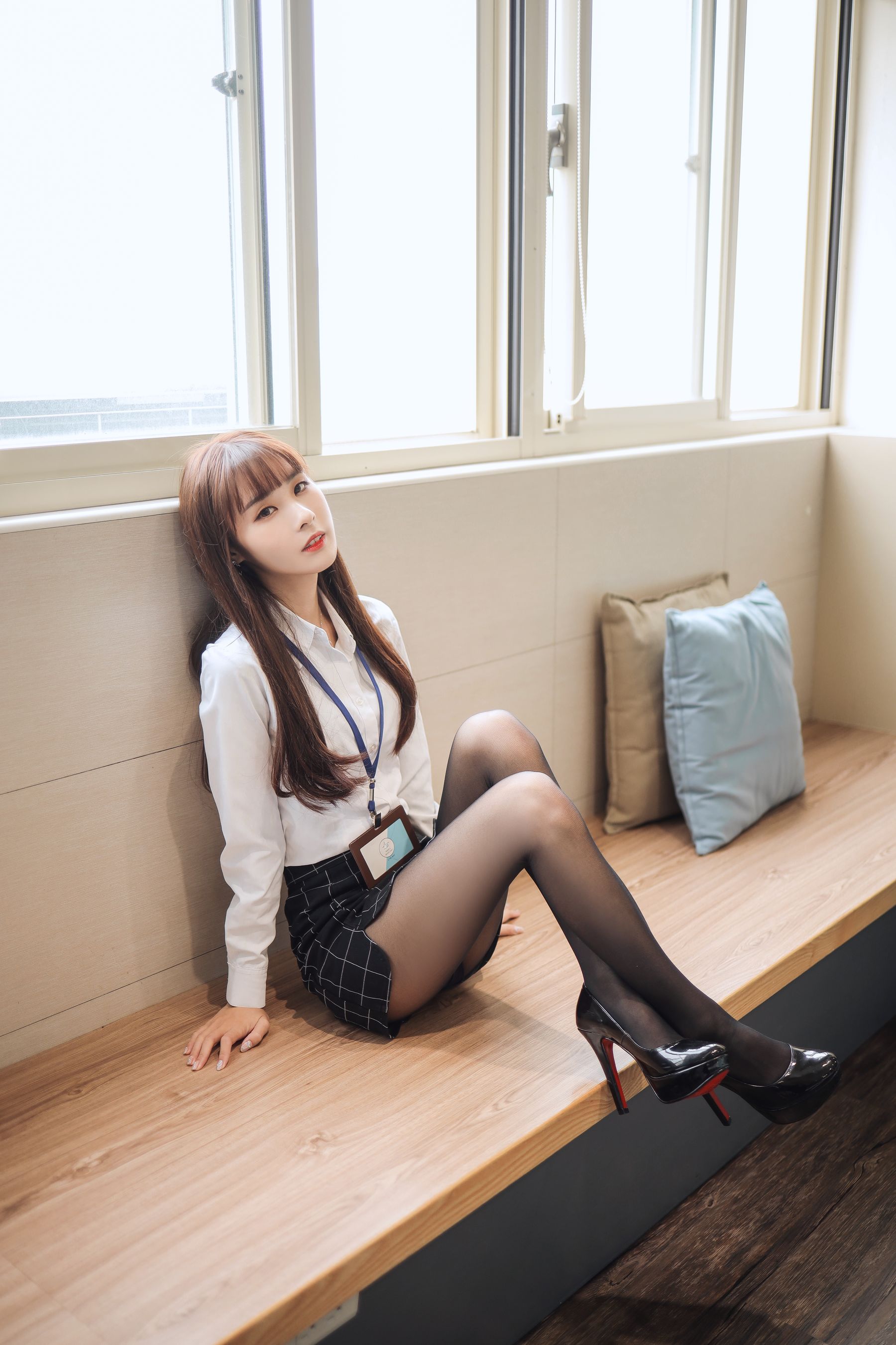 泥泥汝黑丝美腿搭配职场OL白领主题写真